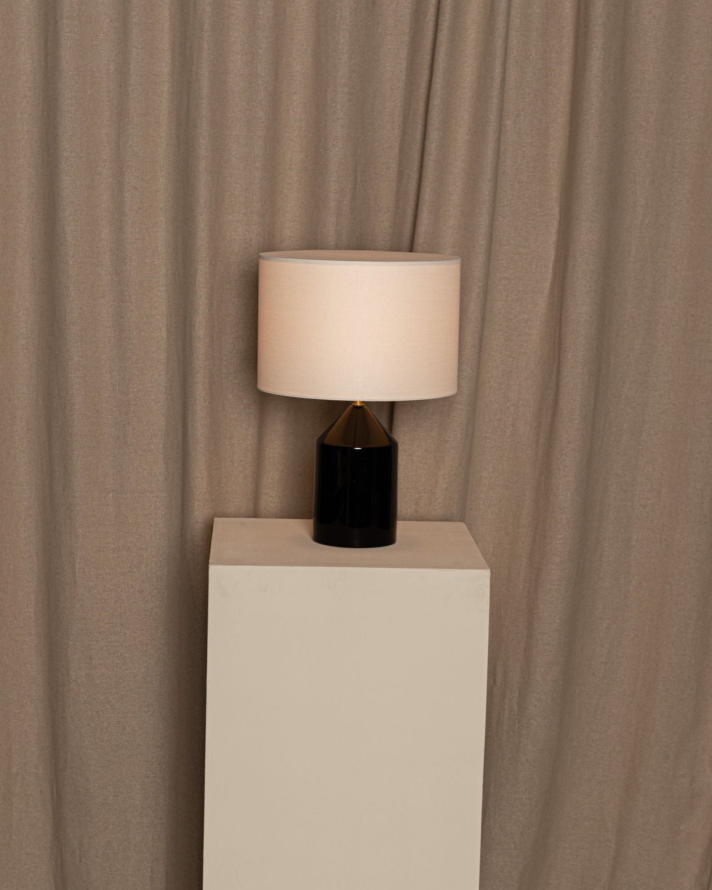 'Josef' Table Lamp in Black Ceramic — side angle