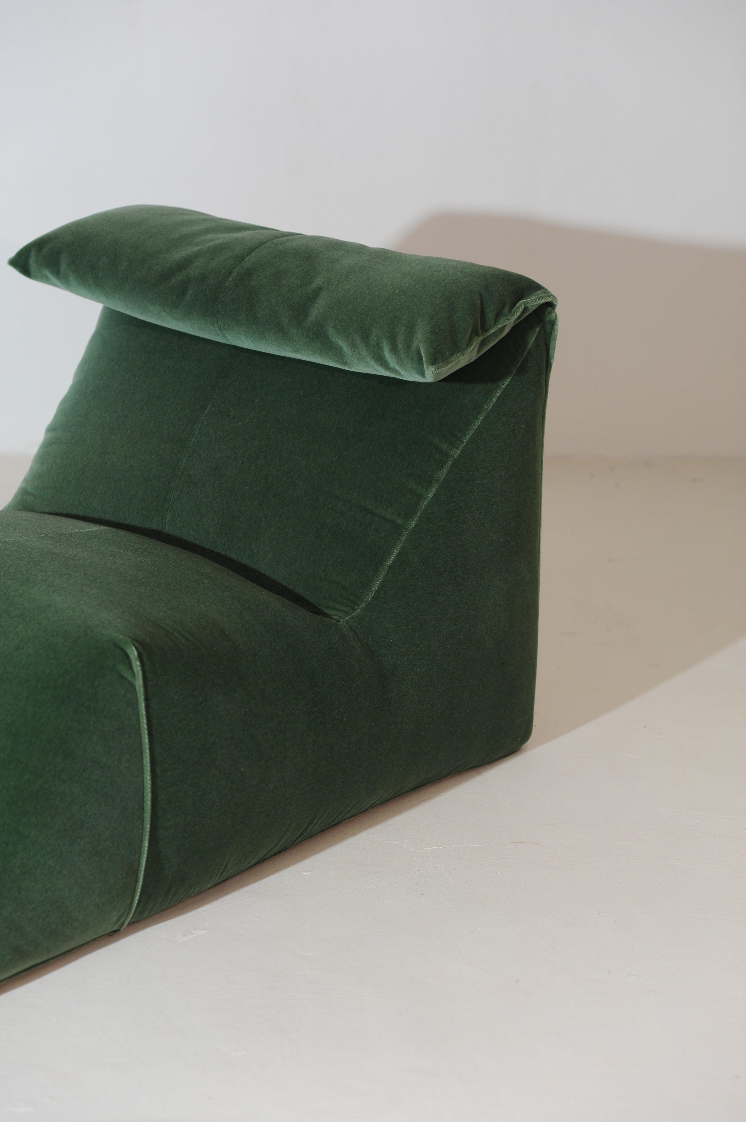 Le Bambole Chaise Lounge by Mario Bellini in Green Velvet Mohair Italy, 1971