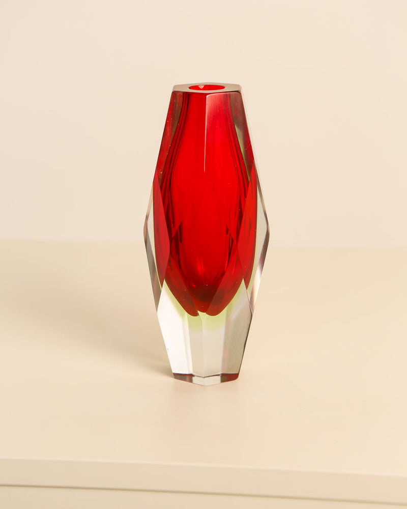 Red "Diamond" vase by Flavio Poli for Seguso 80's — close-up highlighting red glass facets
