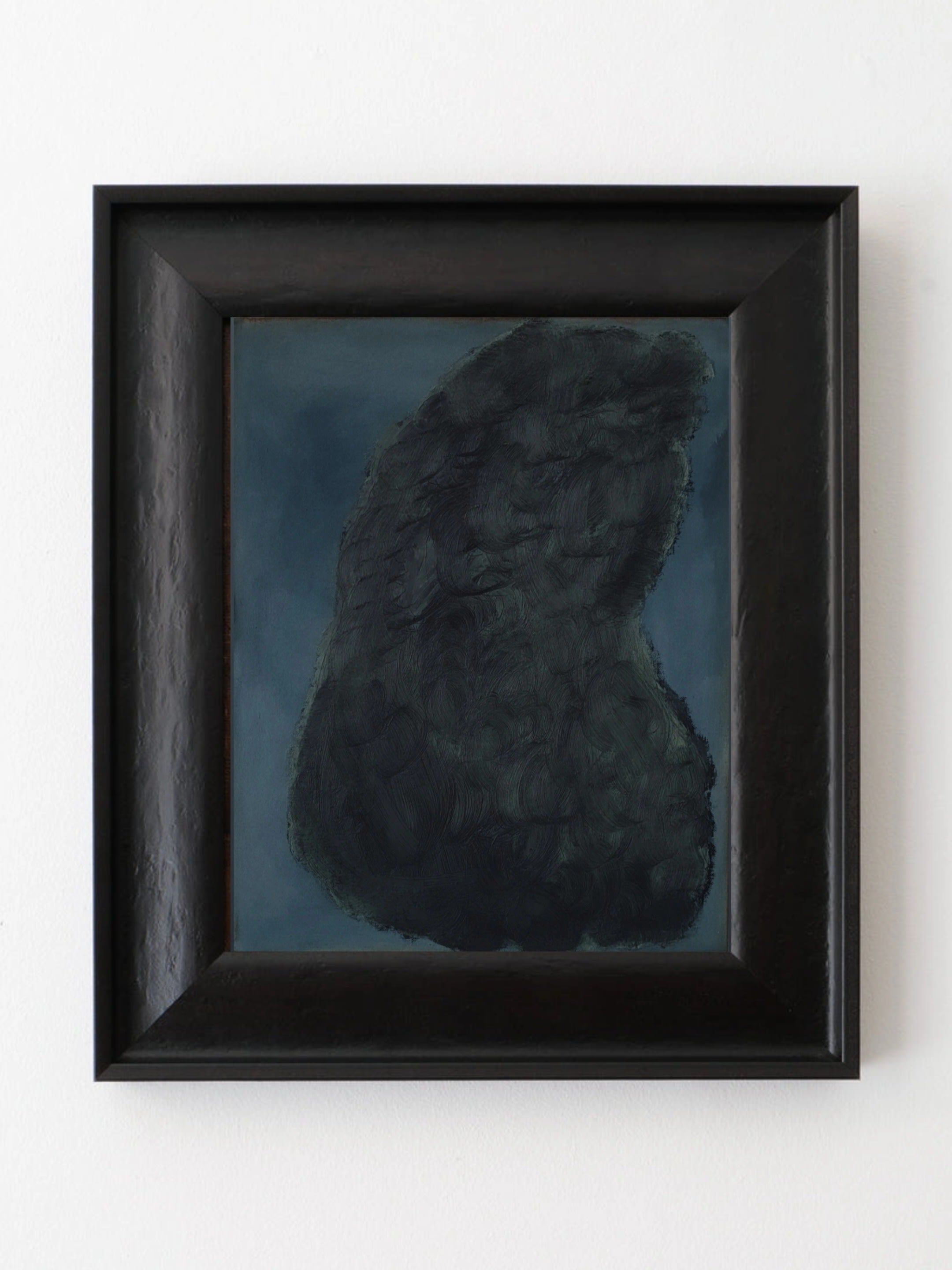 Coraux verts bleu" by Yeliza Gevorgyan is a framed oil painting with an abstract, dark textured form on a muted teal background, displayed in an ebony frame against a white wall.