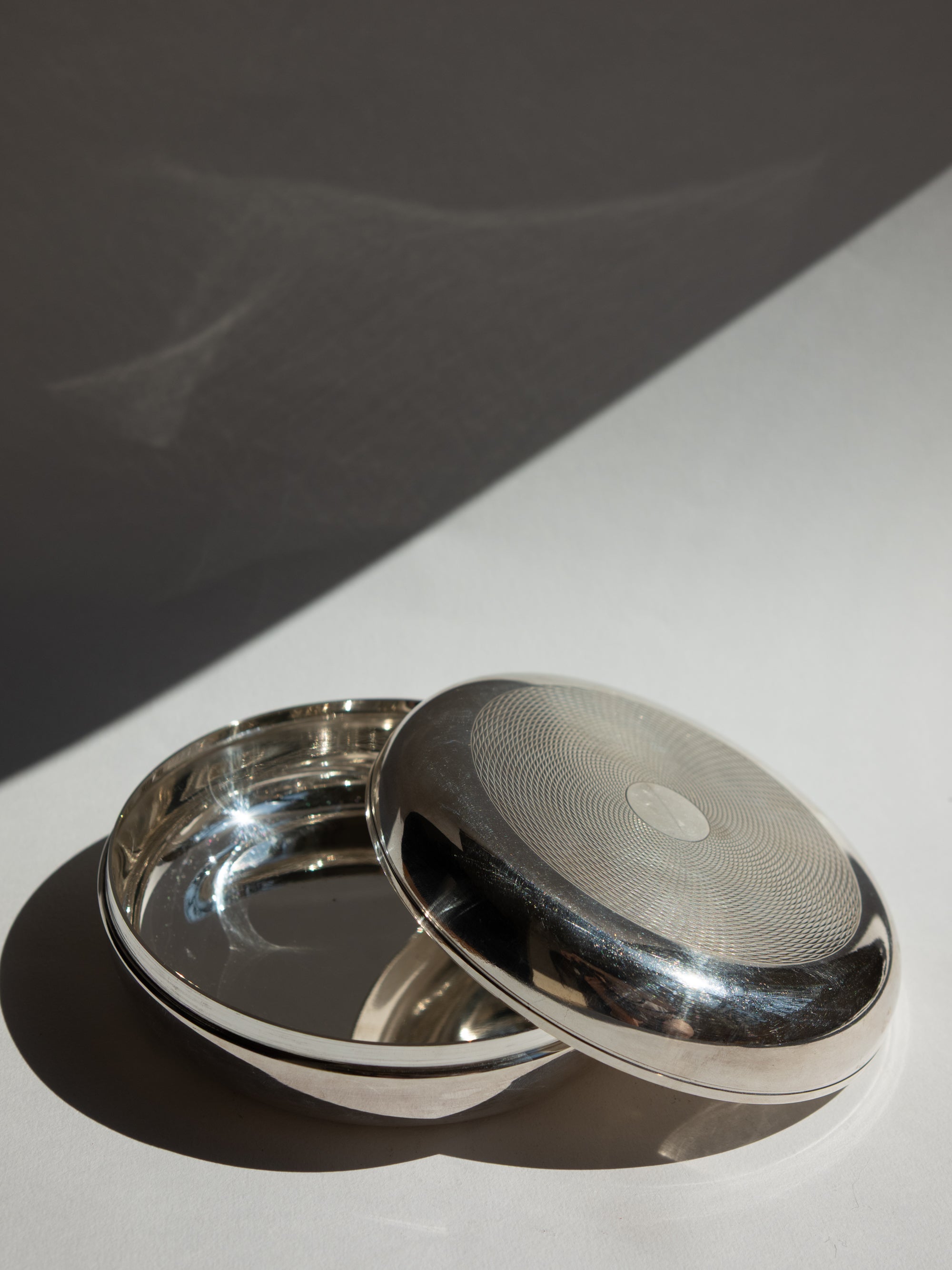 French Art Deco Engine-Turned Guilloché Silver-Plated Bonbonnière - Hallmarked. — detail view