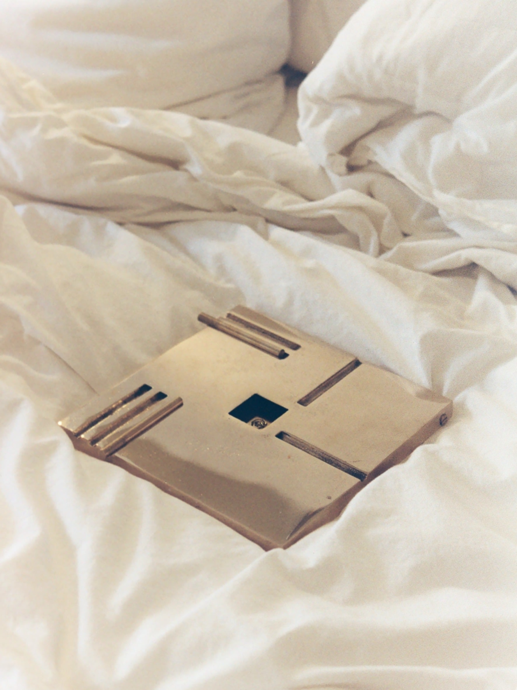 Cendrier "Emprunte" - Ashtray made of Bronze — side view on white bedding