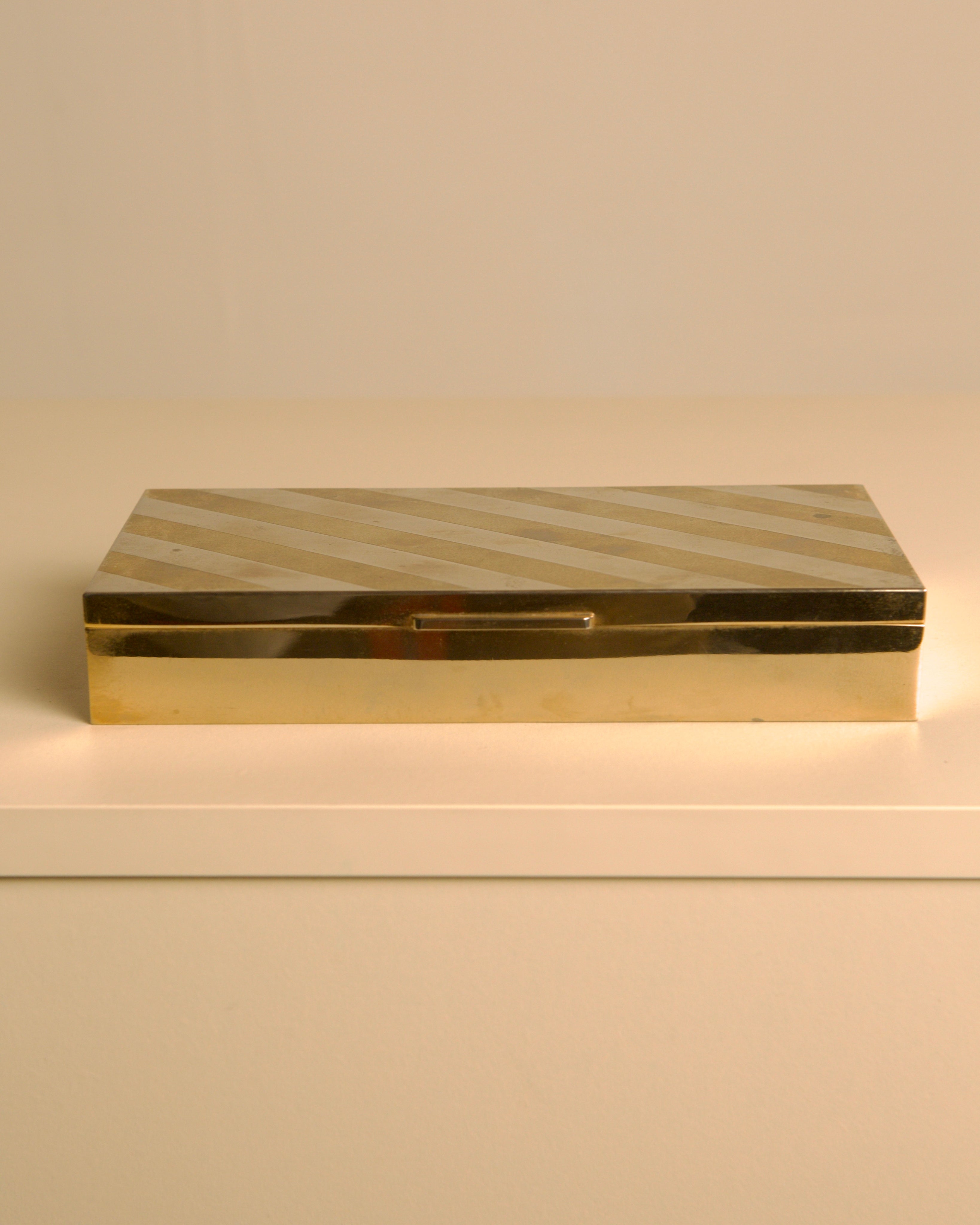 Italian box in gold and silver metal "Holywood Regency" 70s — close-up