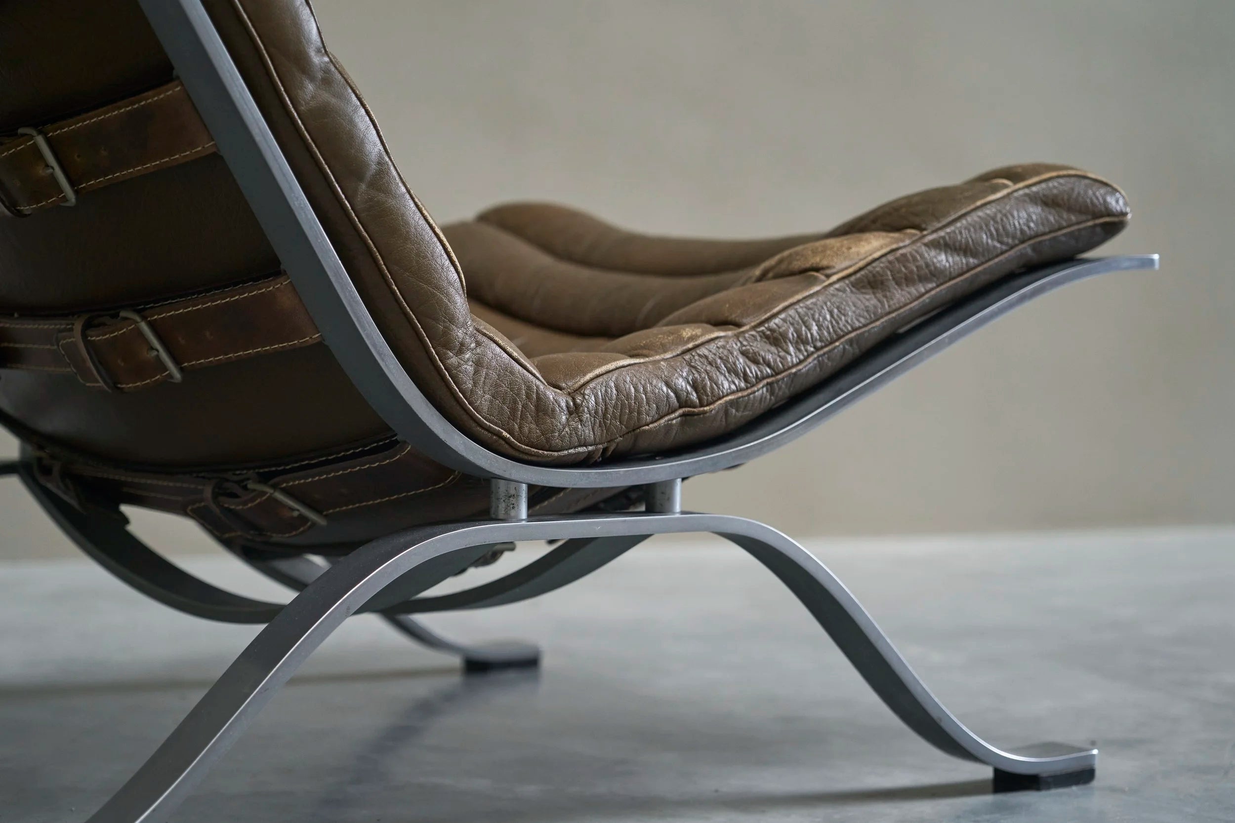 Arne Norell Pair of Ari Lounge Chairs in Steel and Patinated Leather, 1960s — lifestyle setting