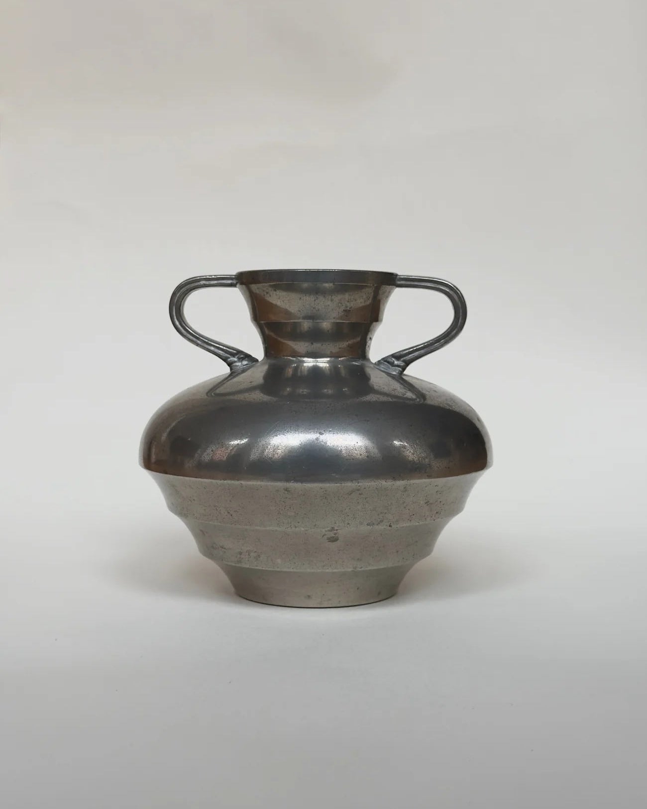 Vase en étain Art déco, années 1930