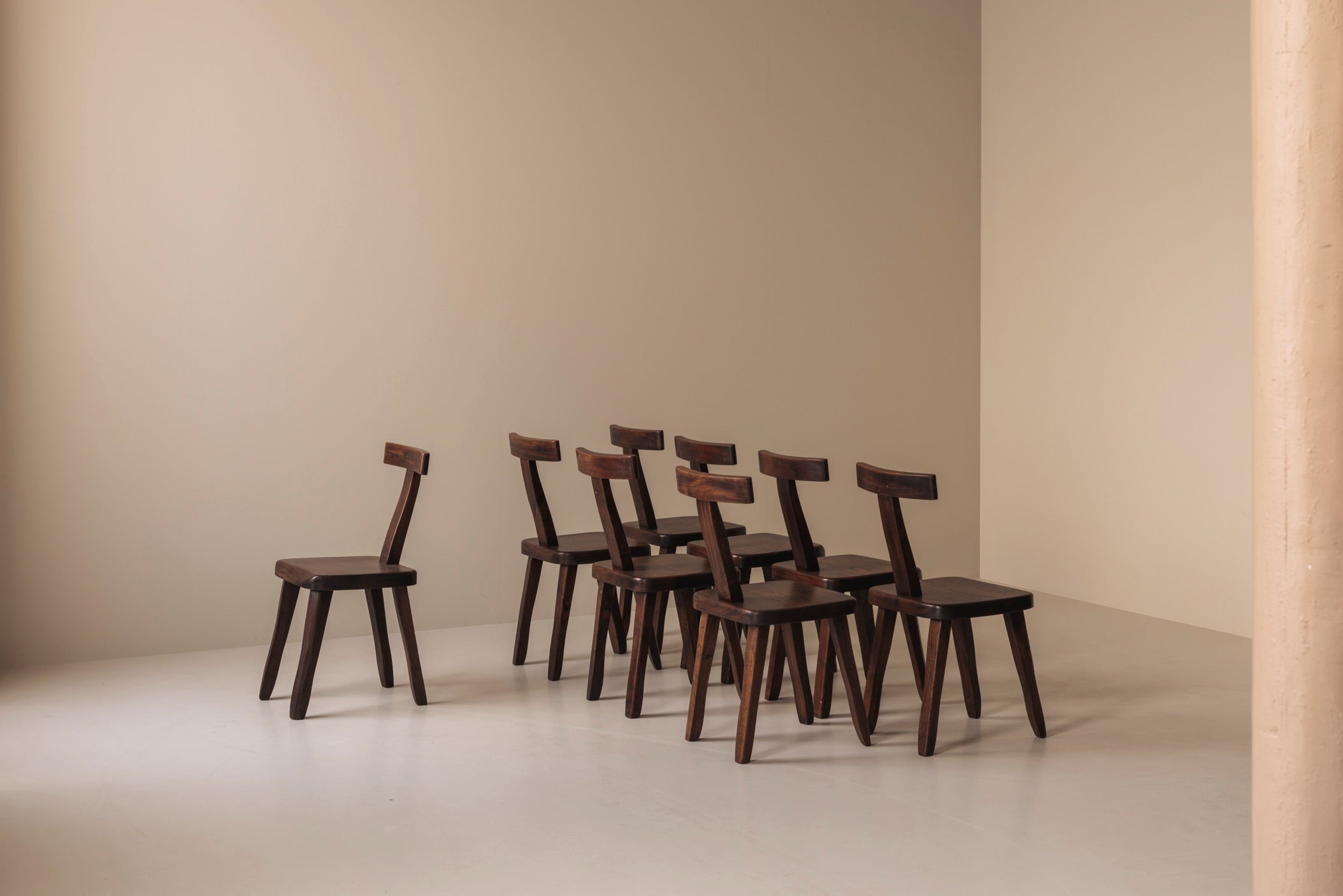 Large set of 8  Brutalist wooden T chairs by Aranjou, France 1960s. — detail view