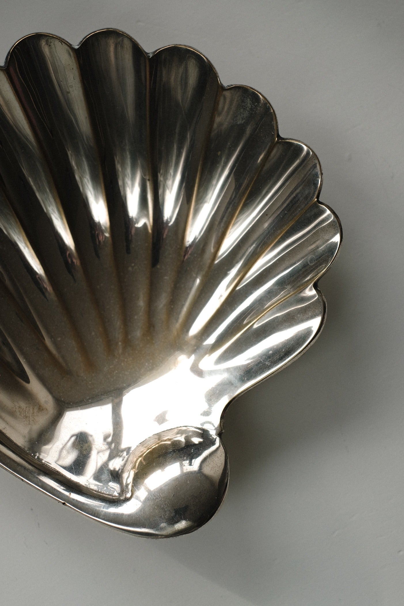 Shell Shaped Vide-Poches — top view of shiny metallic shell design