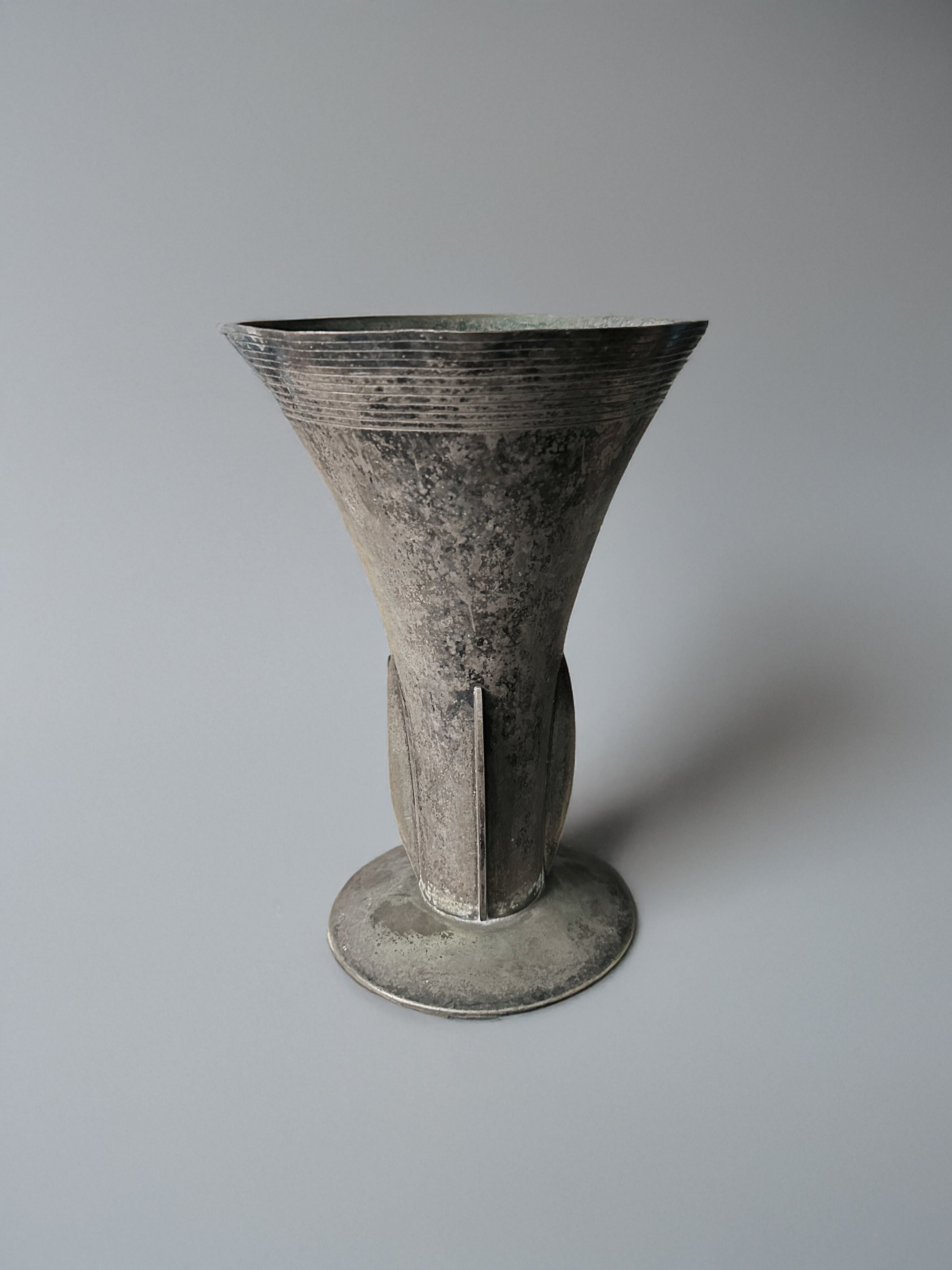 Large silver-plated amphora vase - WMF 1925 with original patina — detail view