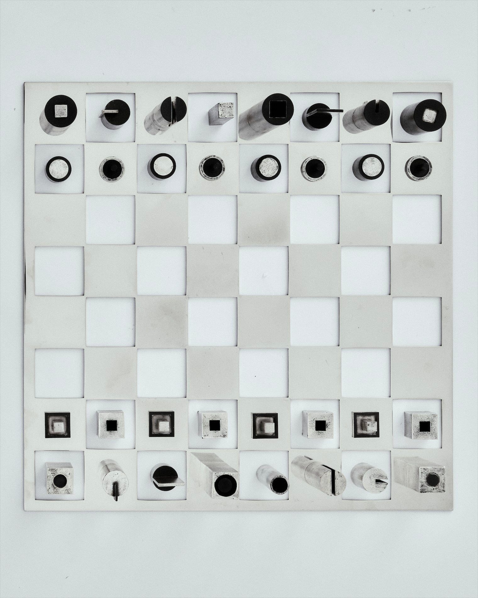 Echiquier “Verso” - Precious Chess Set made of patinated and white Bronze — lifestyle setting