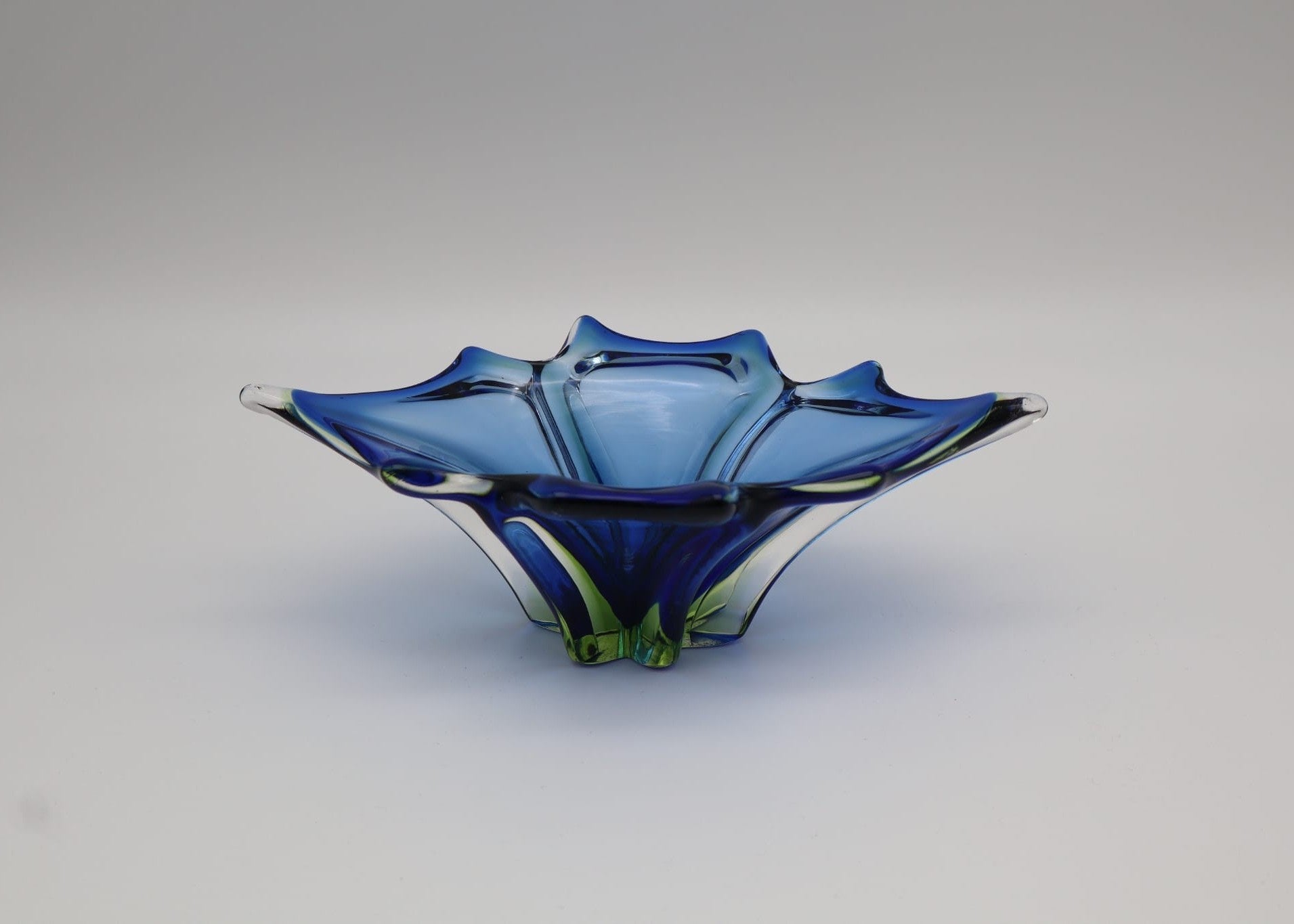 Large Vintage Murano Sommerso Glass Bowl – Mid-Century Stellar Centerpiece - 1970s — side angle