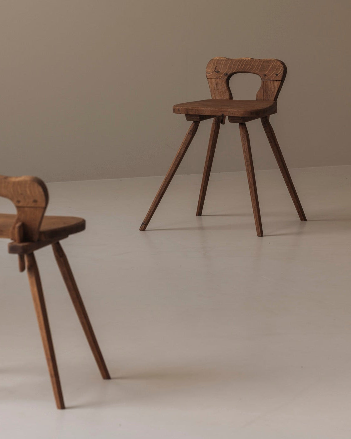 Sculptural pair of French solid oak side chairs from the 1950s — detail view