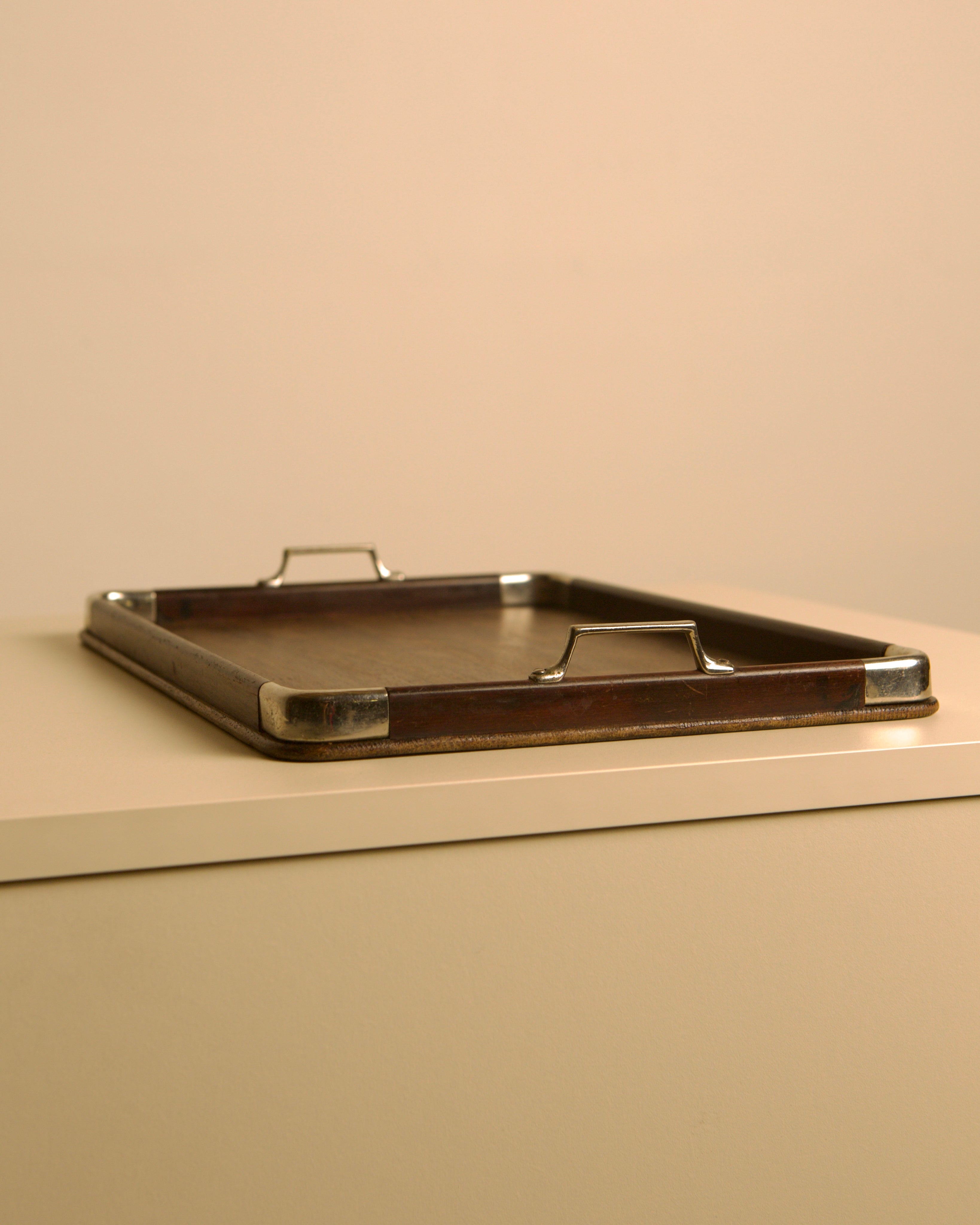 Large Italian tray in wood and metal, 1950s — back view on neutral surface