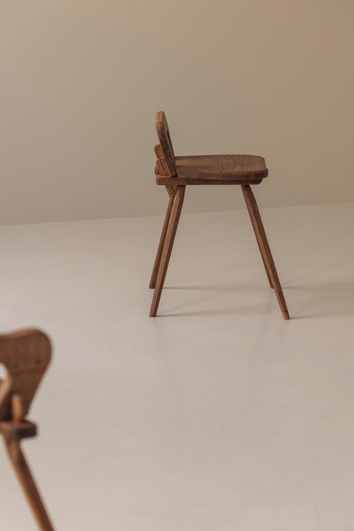 Sculptural pair of French solid oak side chairs from the 1950s — additional view