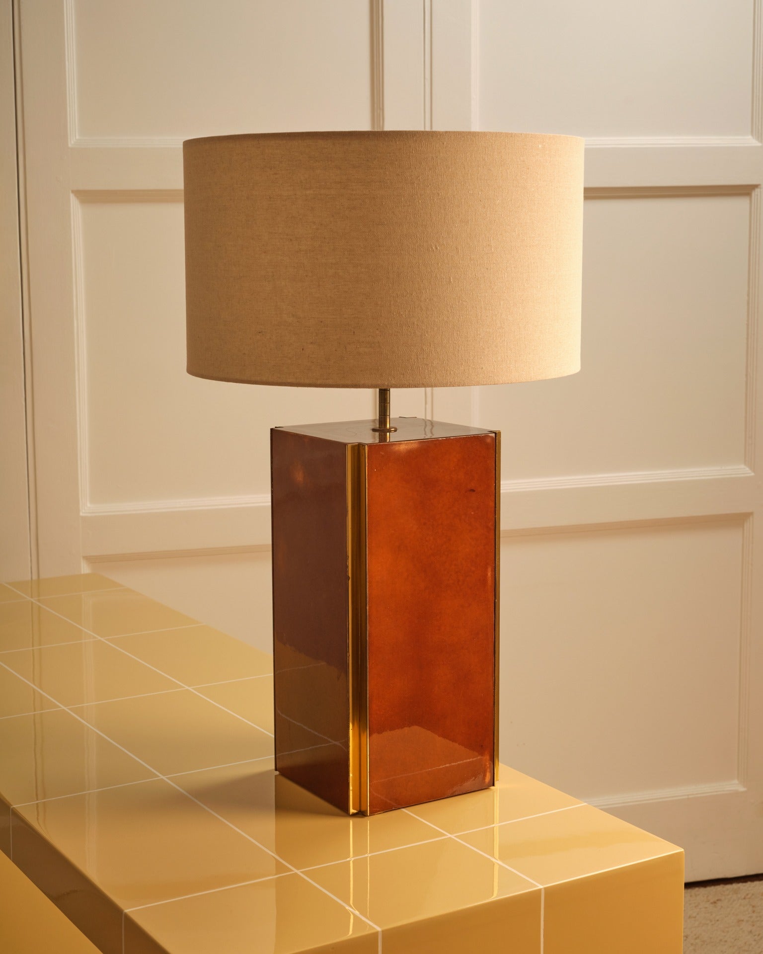 Pair of table lamps - Italy 1970s — side angle showing amber glass base