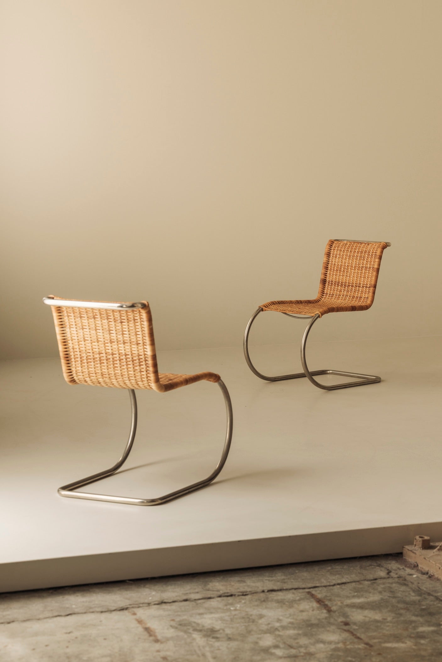 Ludwig Mies van der Rohe – B42 Cantilever Dining Chairs (Set of 4) — view 9