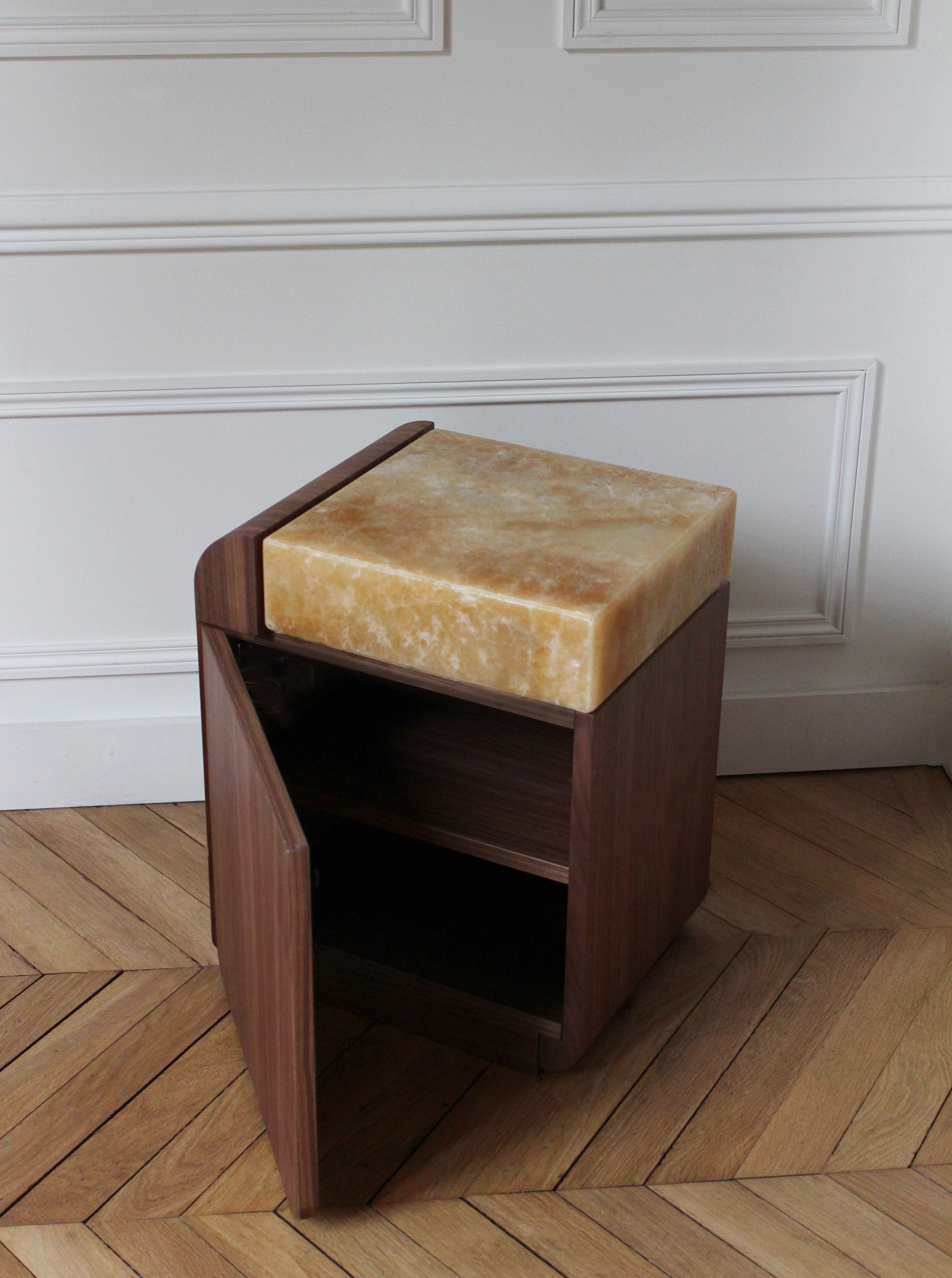 Amo Noyer Wood and Honey Onyx Side Table — side angle showing open storage compartment