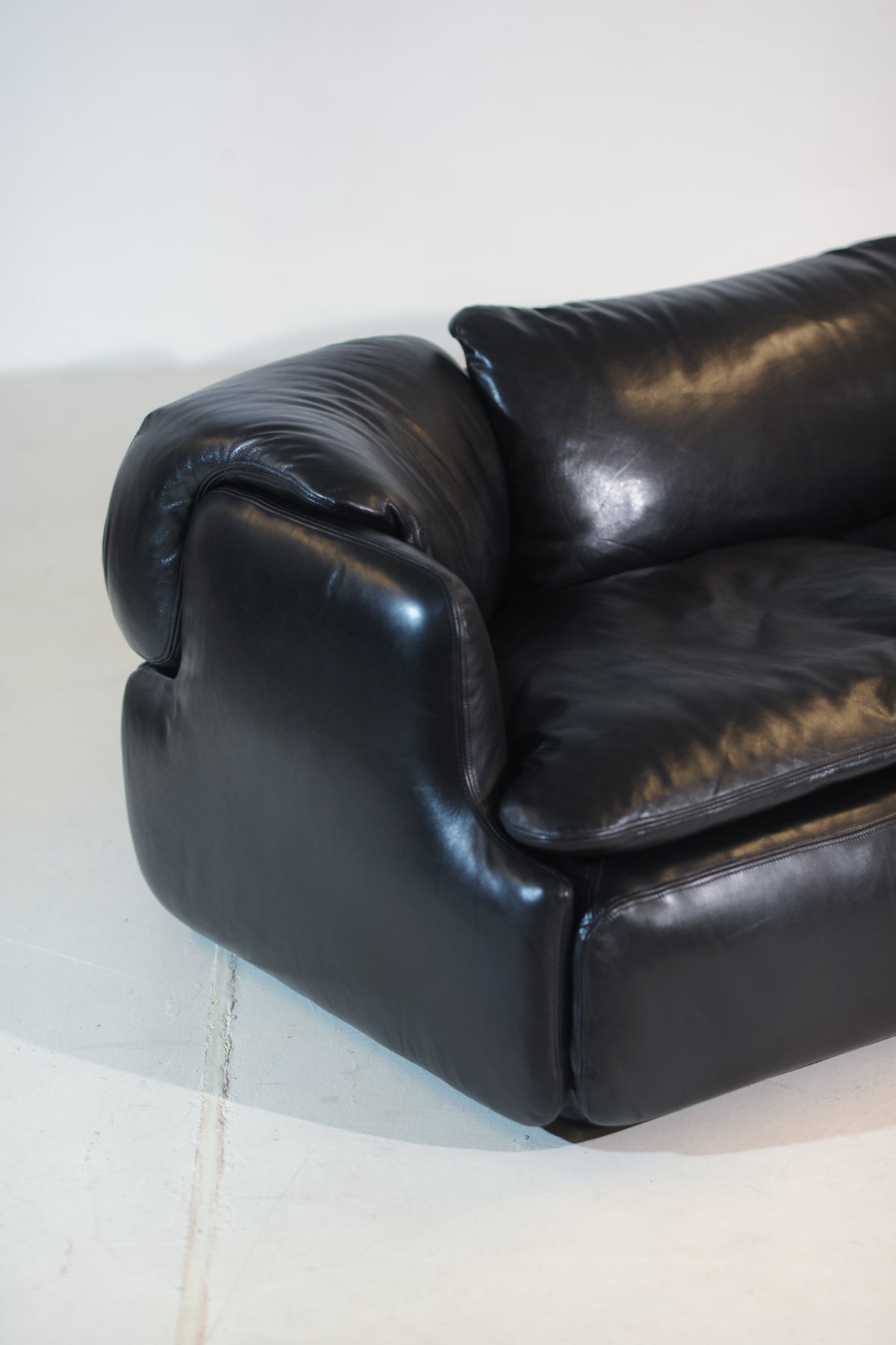 Alberto Rosselli for Saporiti Bold Sculptural “Confidential” Sofa, Italy 1970 — alternate view