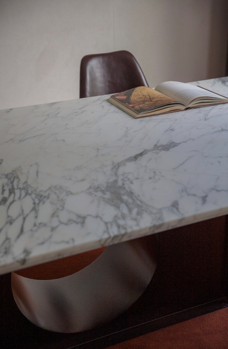 Túnel Table in Steel and Marble — lifestyle setting