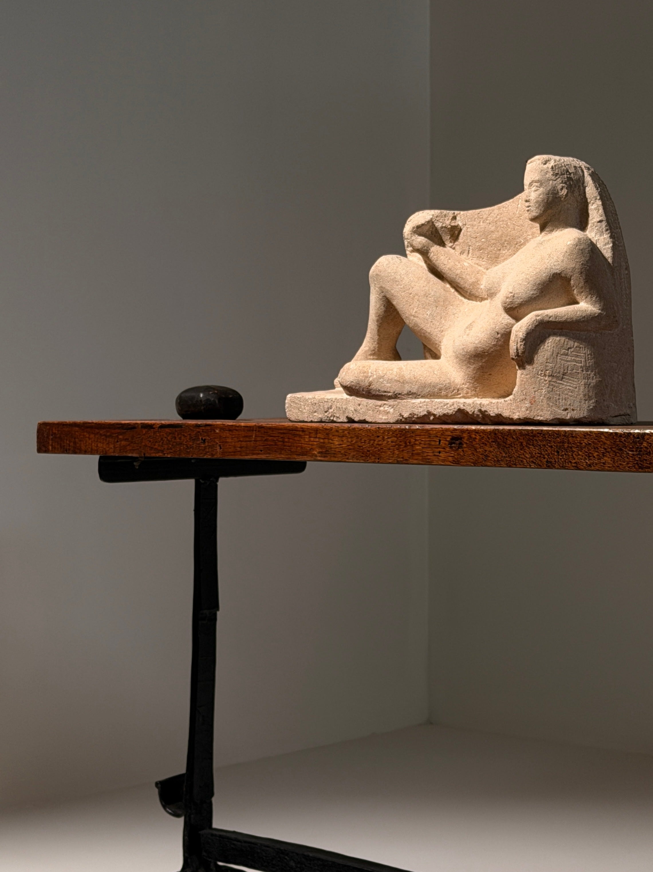 Exceptional female stone sculpture, France, circa 1920-1930.  — detail view