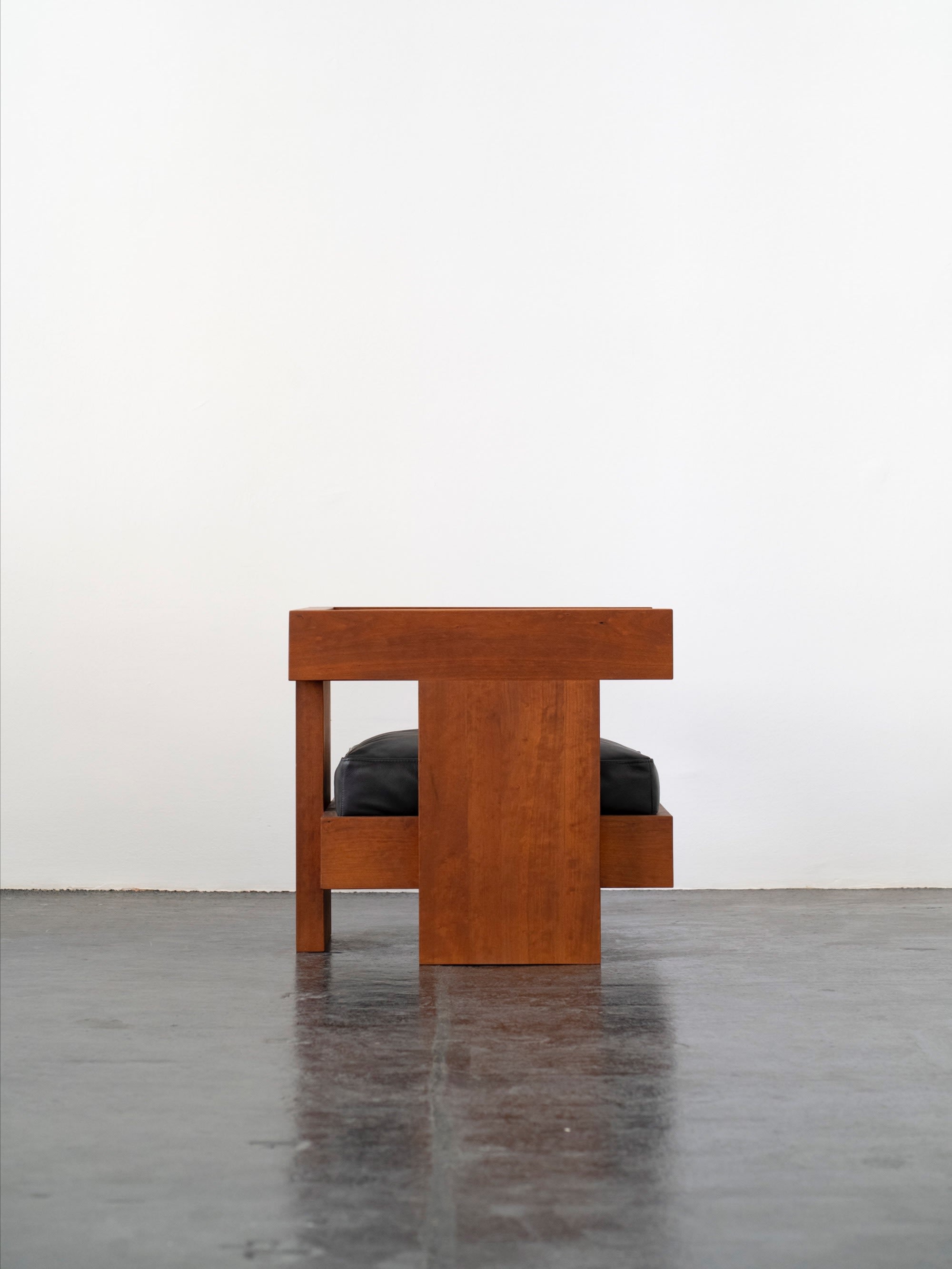 Tripod Lounge Chair | DN_S2506 — side view of wooden frame with black cushion