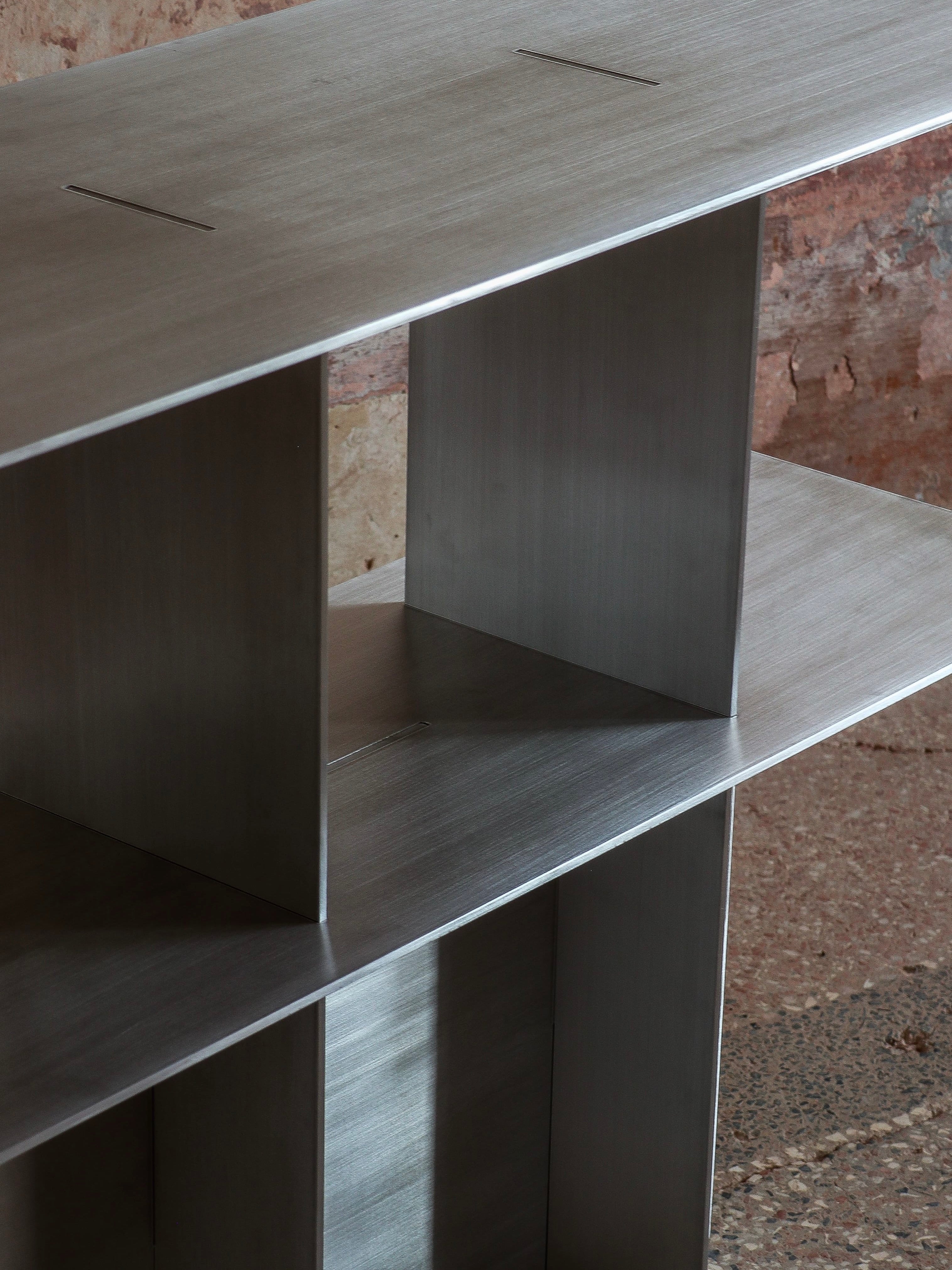 Lamina aluminum console — view 9