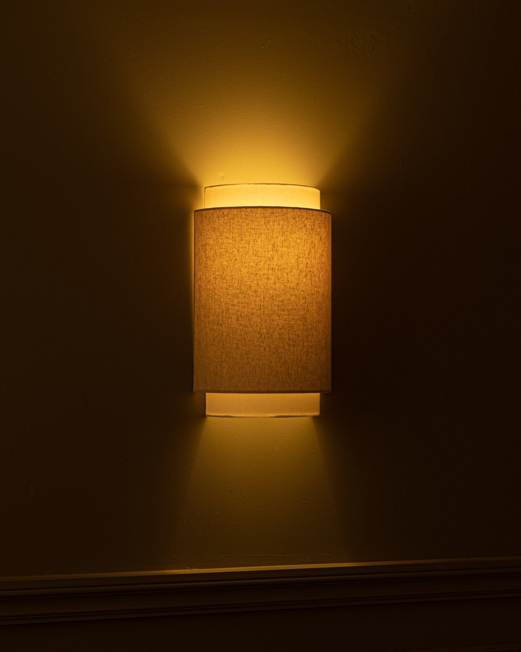 'Duono' Wall Light Linen — detail view