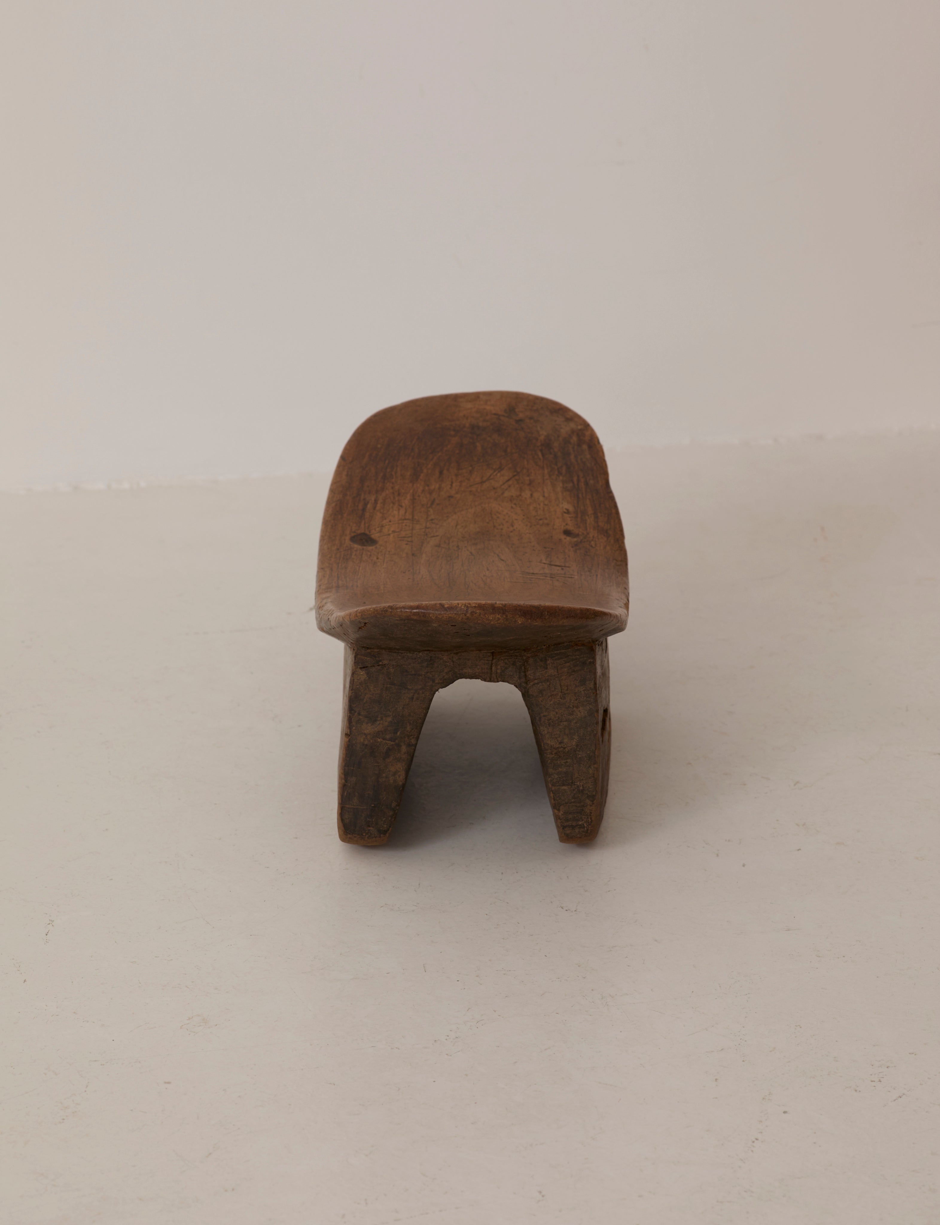 Tabouret Senufo Africain du Milieu du Siècle en Bois Massif