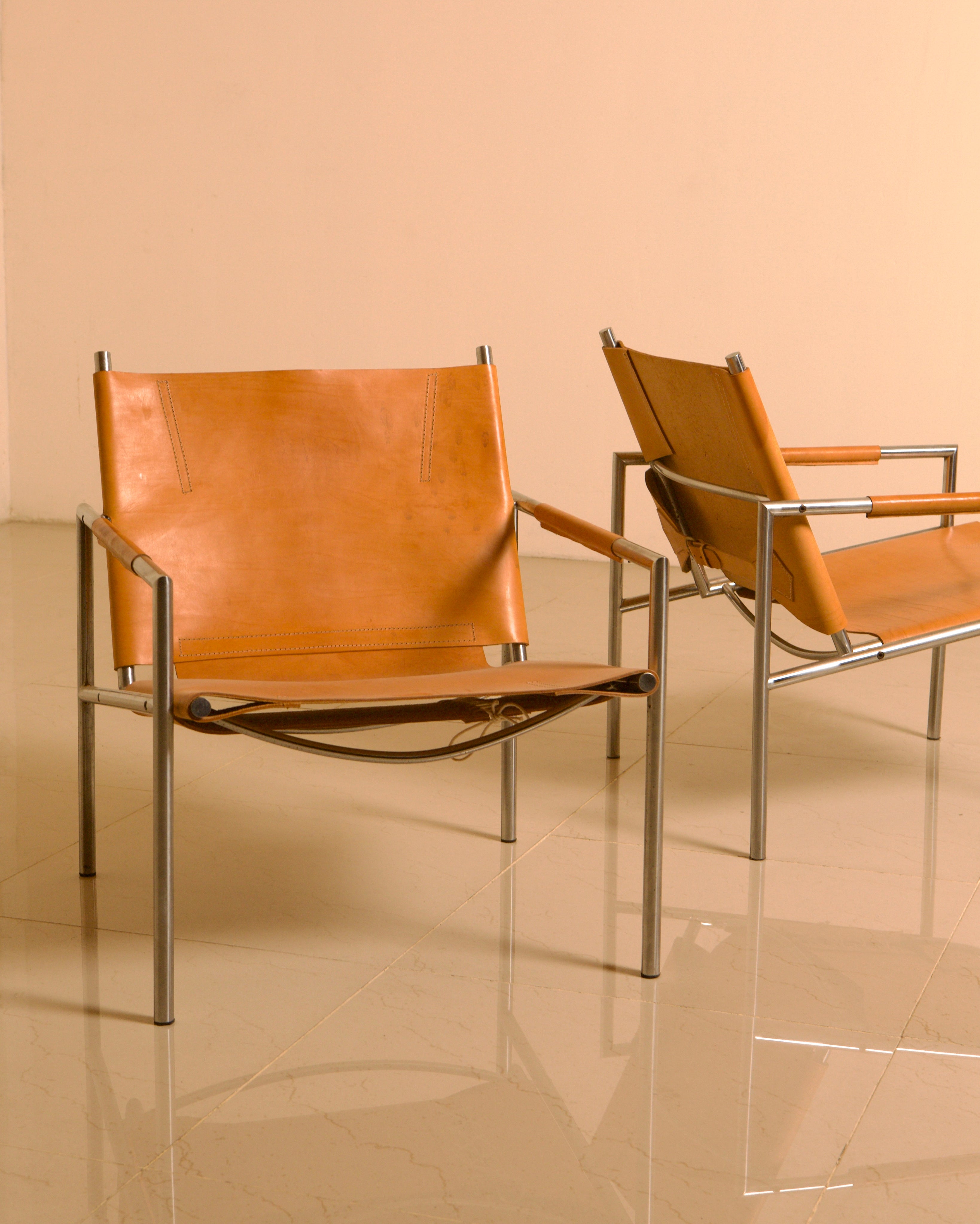 Pair of "SZ02" armchairs in natural beige leather by Martin Visser for Spectrum 60's — additional view