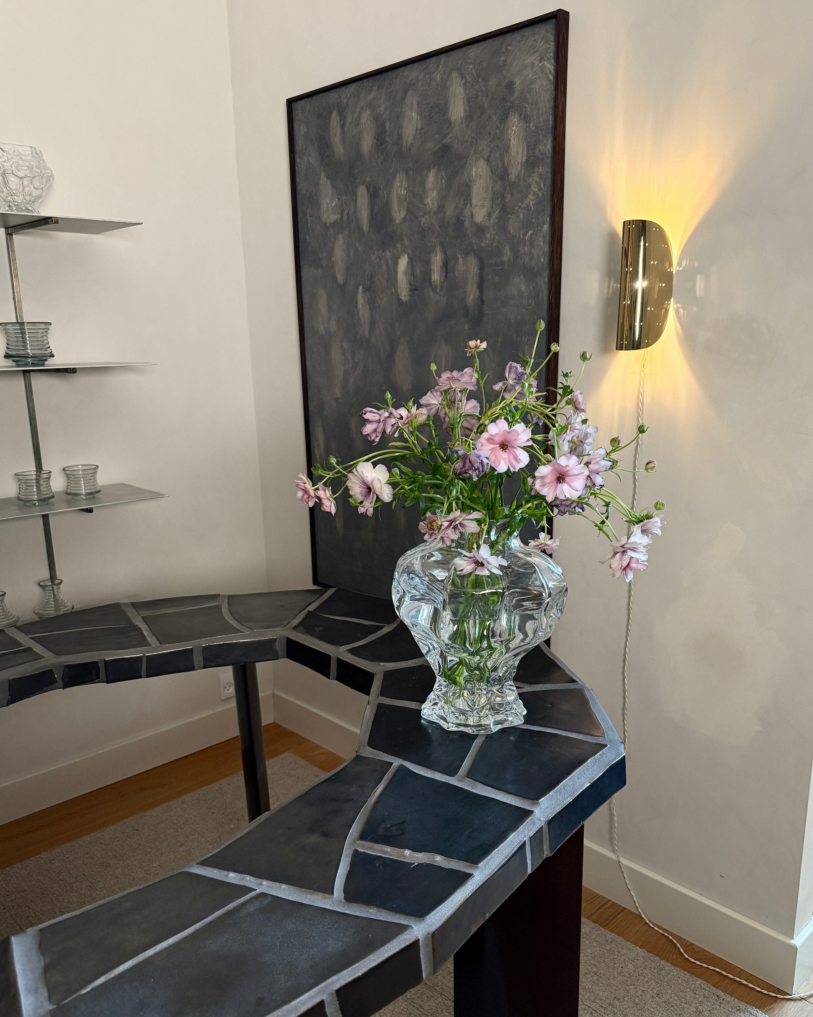 Ammonit Vase - Clear — side view with flowers on stone table