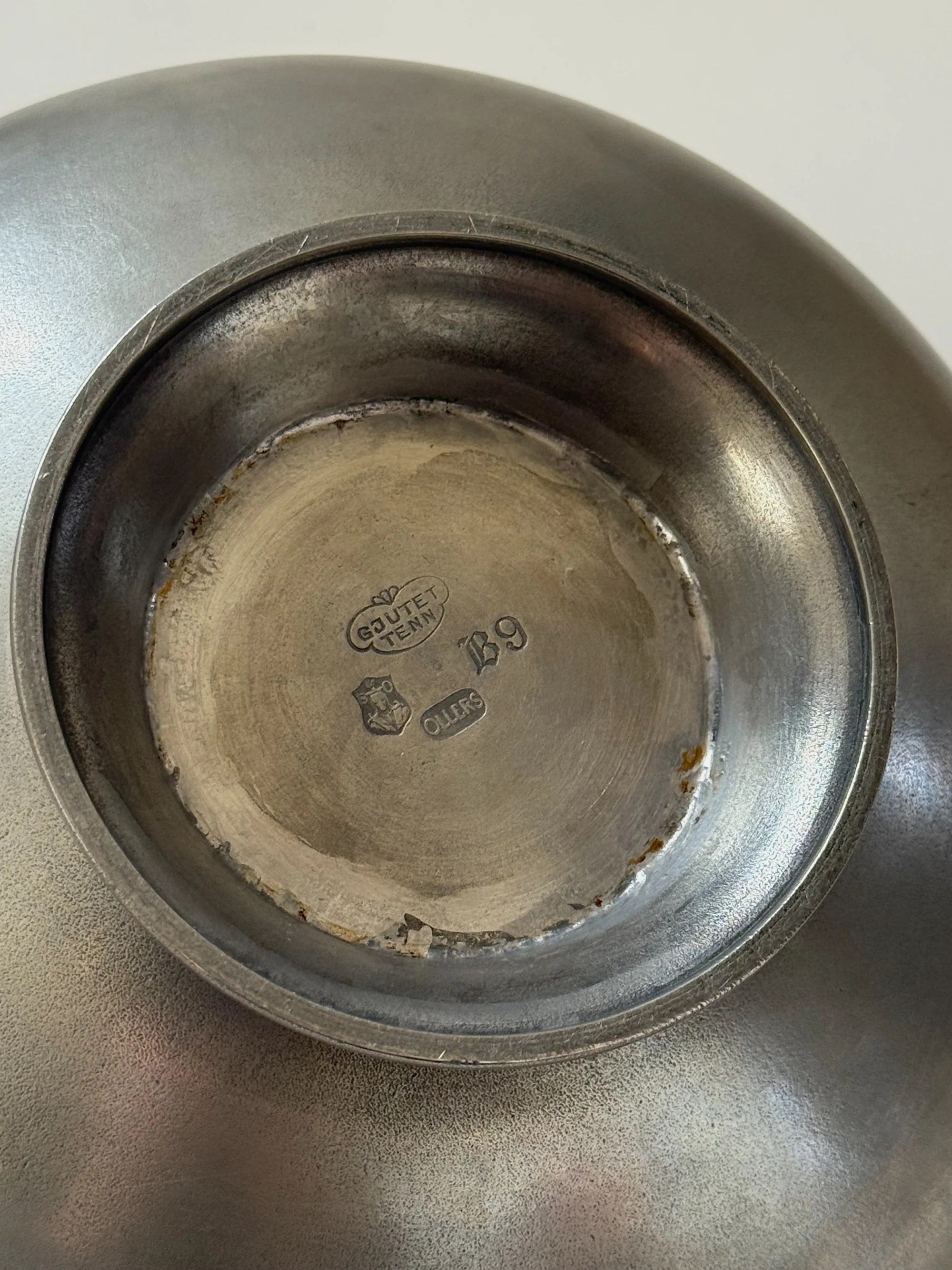 Pewter Bowl with Scroll Handles Edvin Ollers, 1952 — underside view showing maker's mark and details