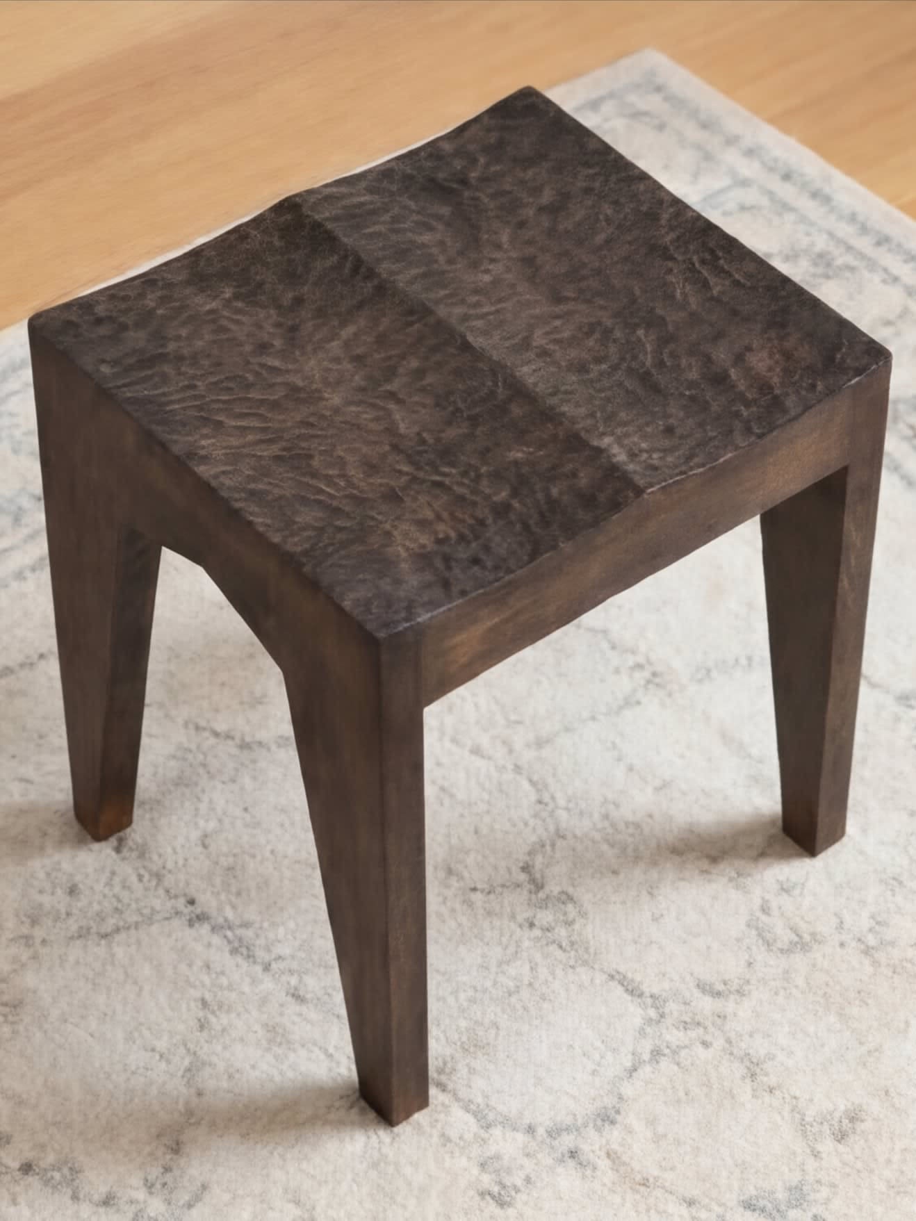 Stool "Onde" — close-up