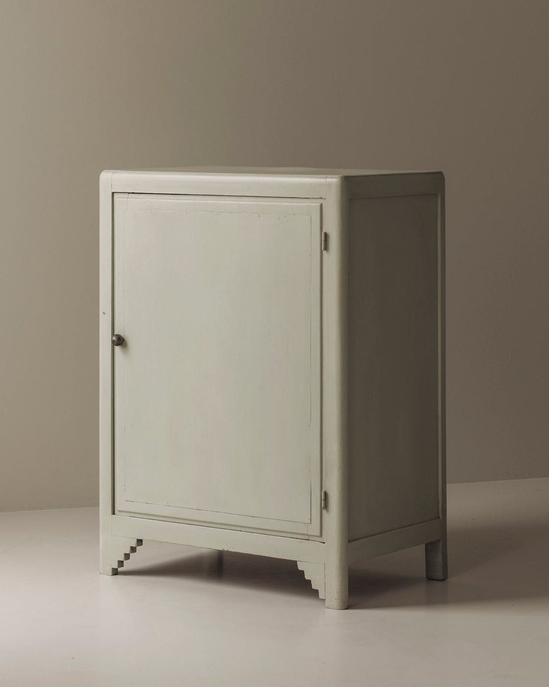 Charming Modernist French cabinet from the 1950s — detail view