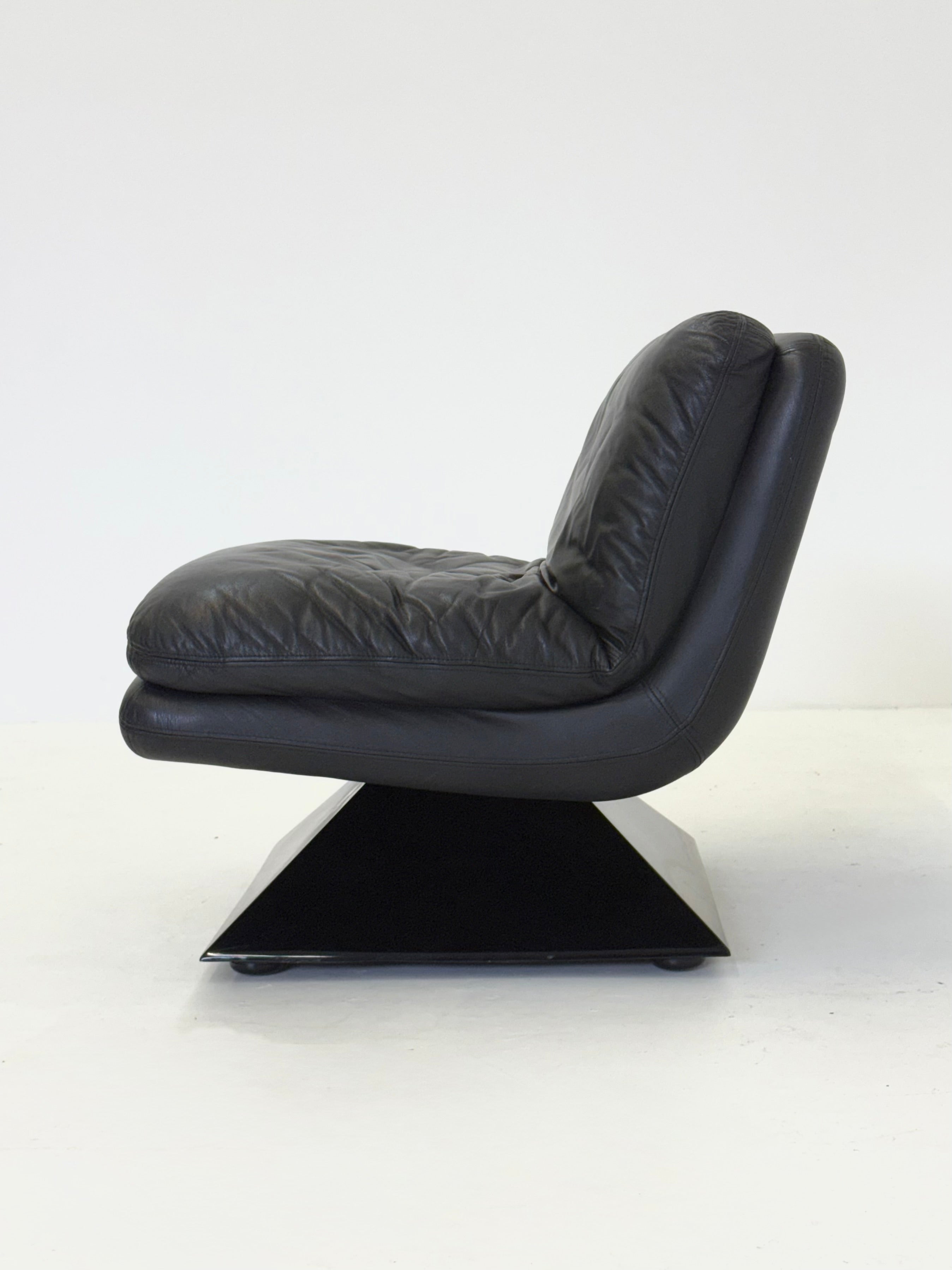 Armchairs by Hans von Klier for Giuseppe Rossi di Albizzate — close-up