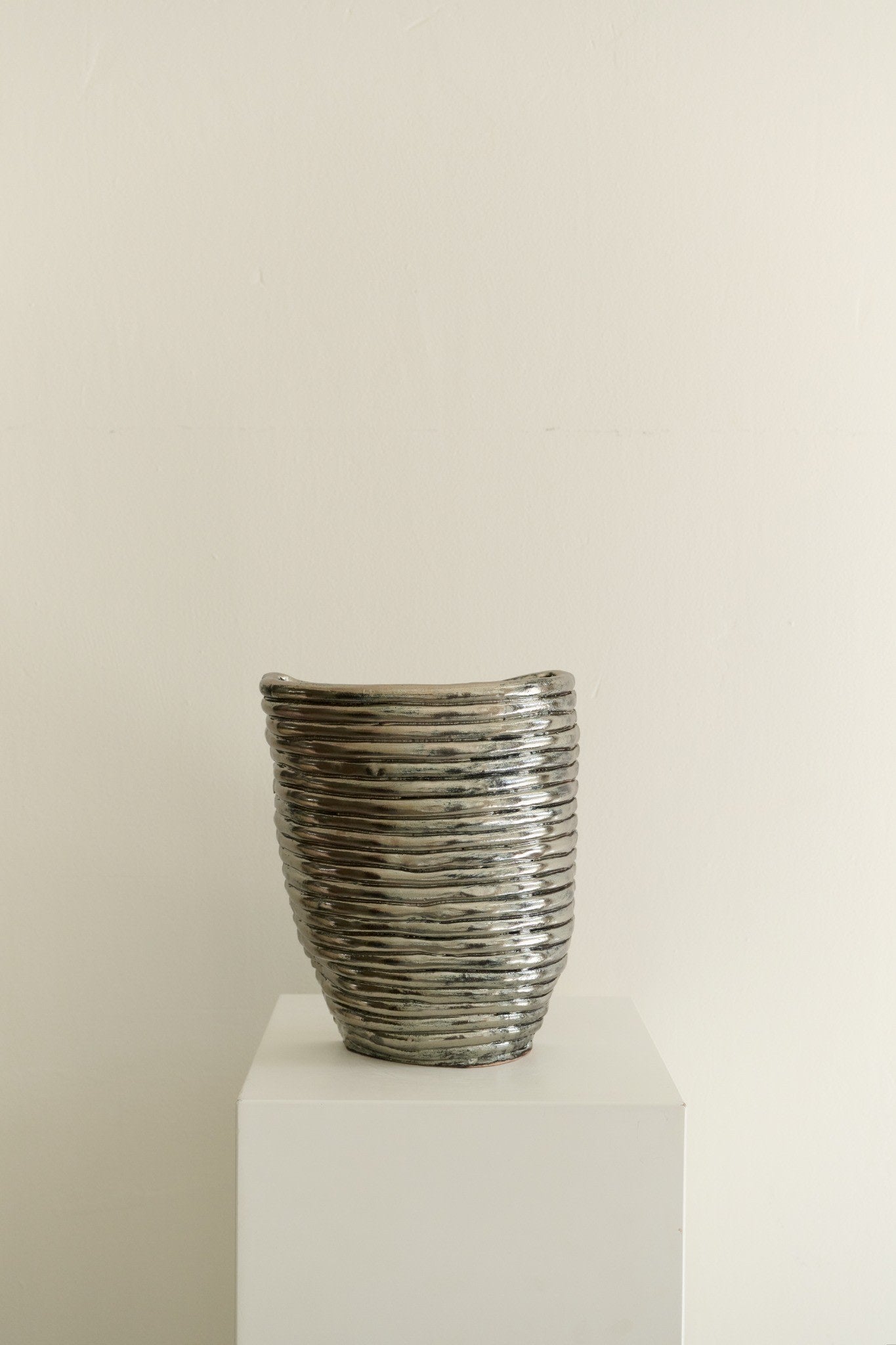 Silver metallic Vase in Stoneware — close-up