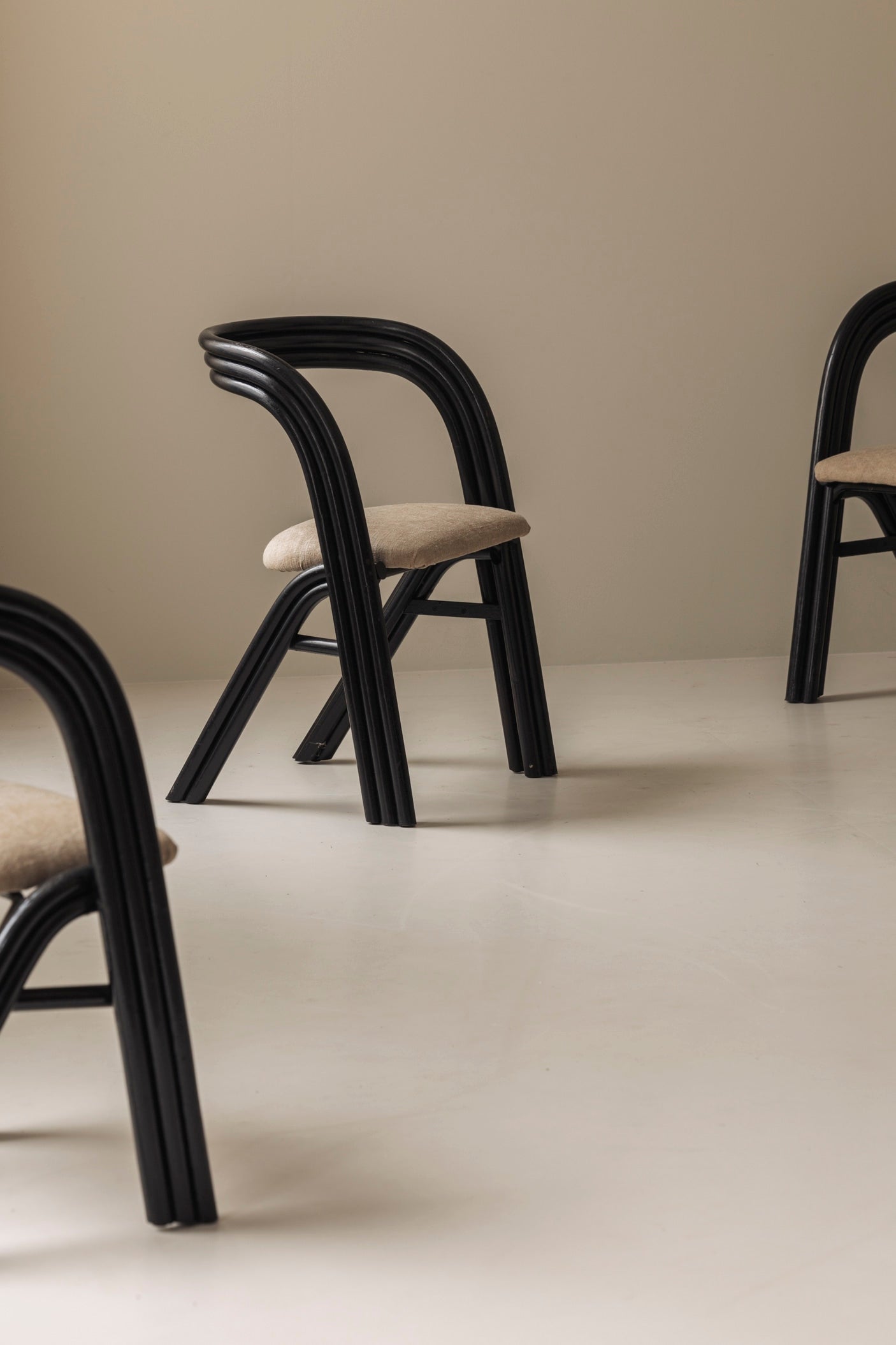 Set of four sculptural dining chairs by Axel Enthoven for Rohé Design, 1980s — lifestyle setting