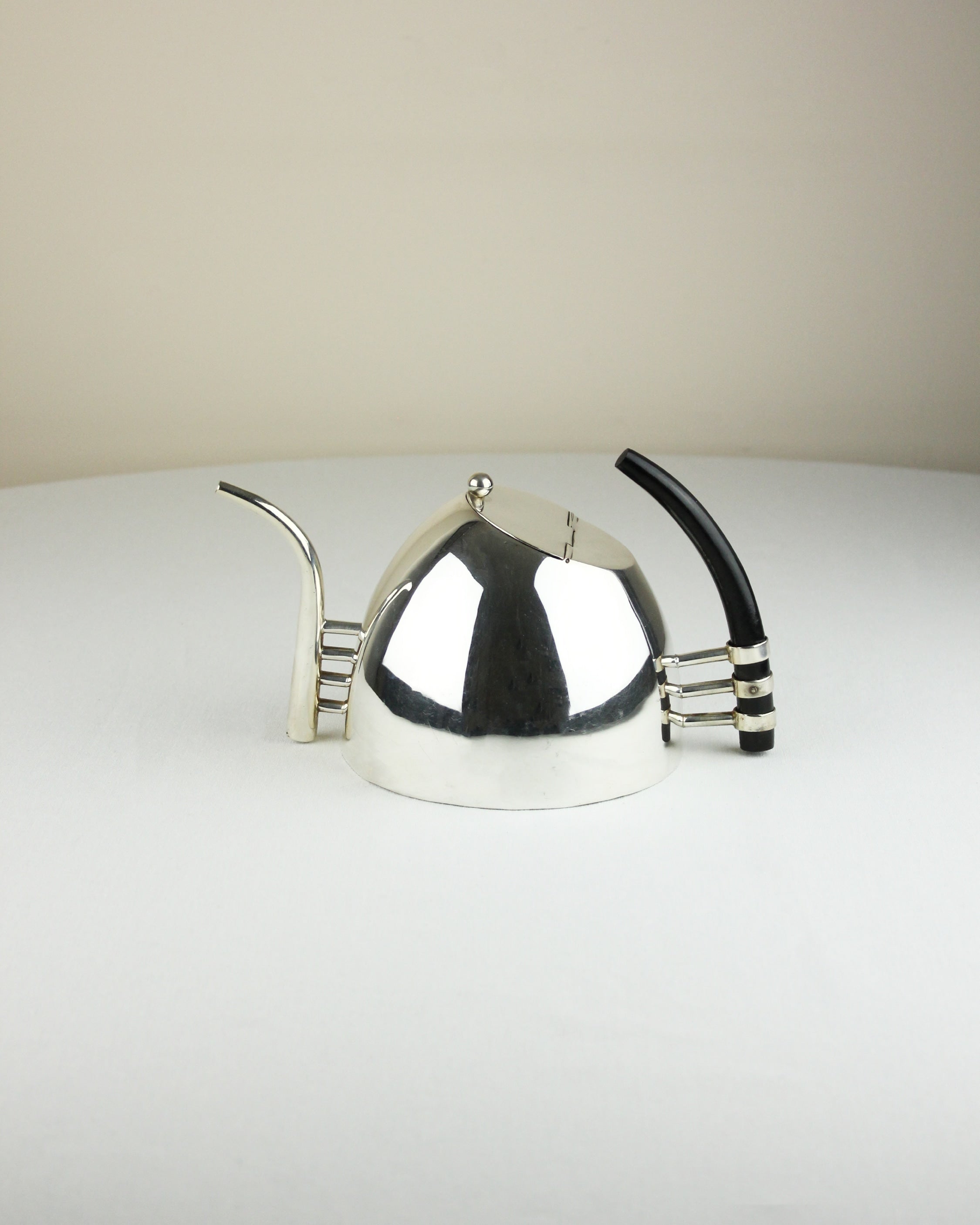 Tetera Italiana — close-up of polished silver surface with black handle
