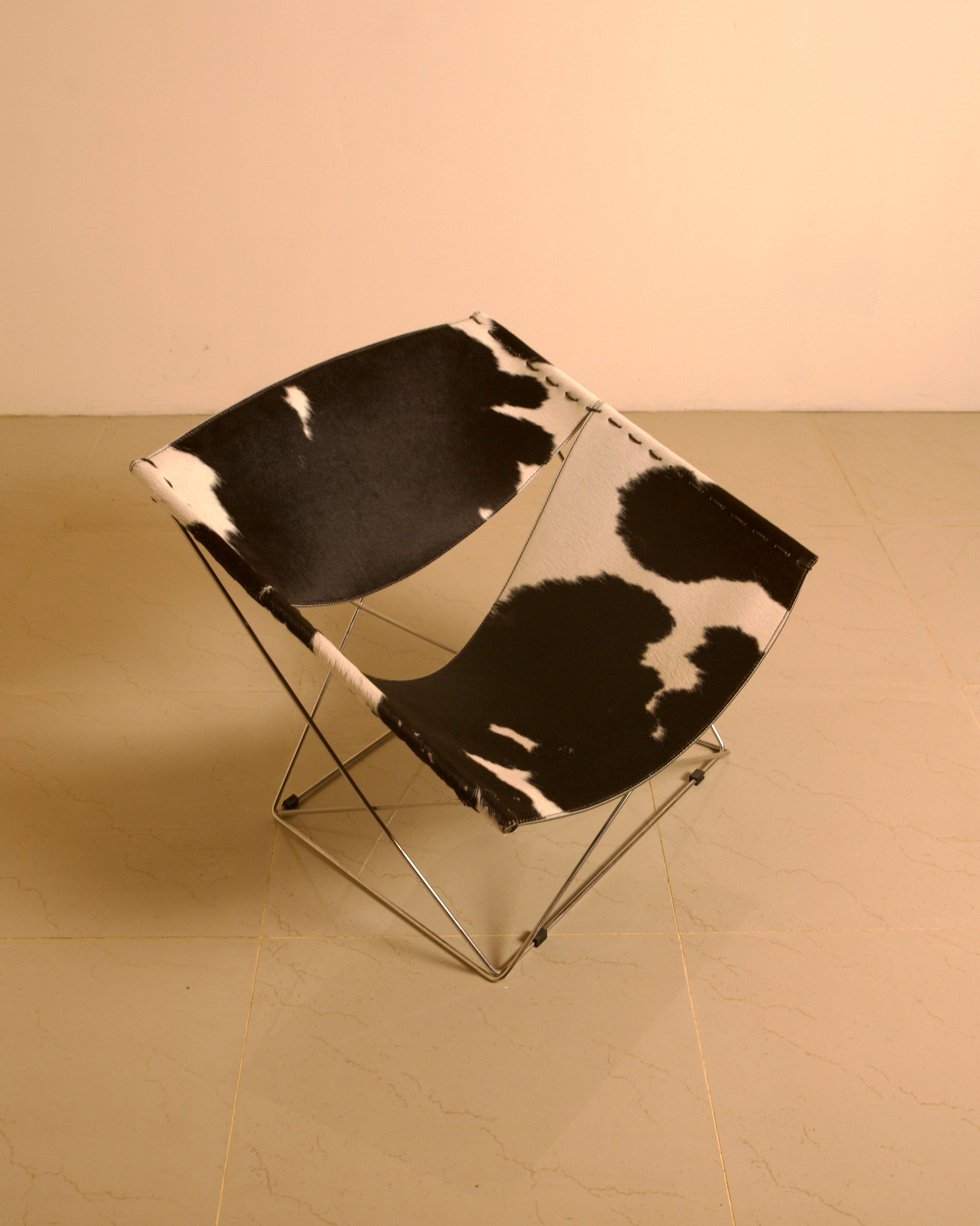 F675 "Butterfly" Cowhide Armchair by Pierre Paulin for Artifort 00's — side angle showing cowhide upholstery and metal frame