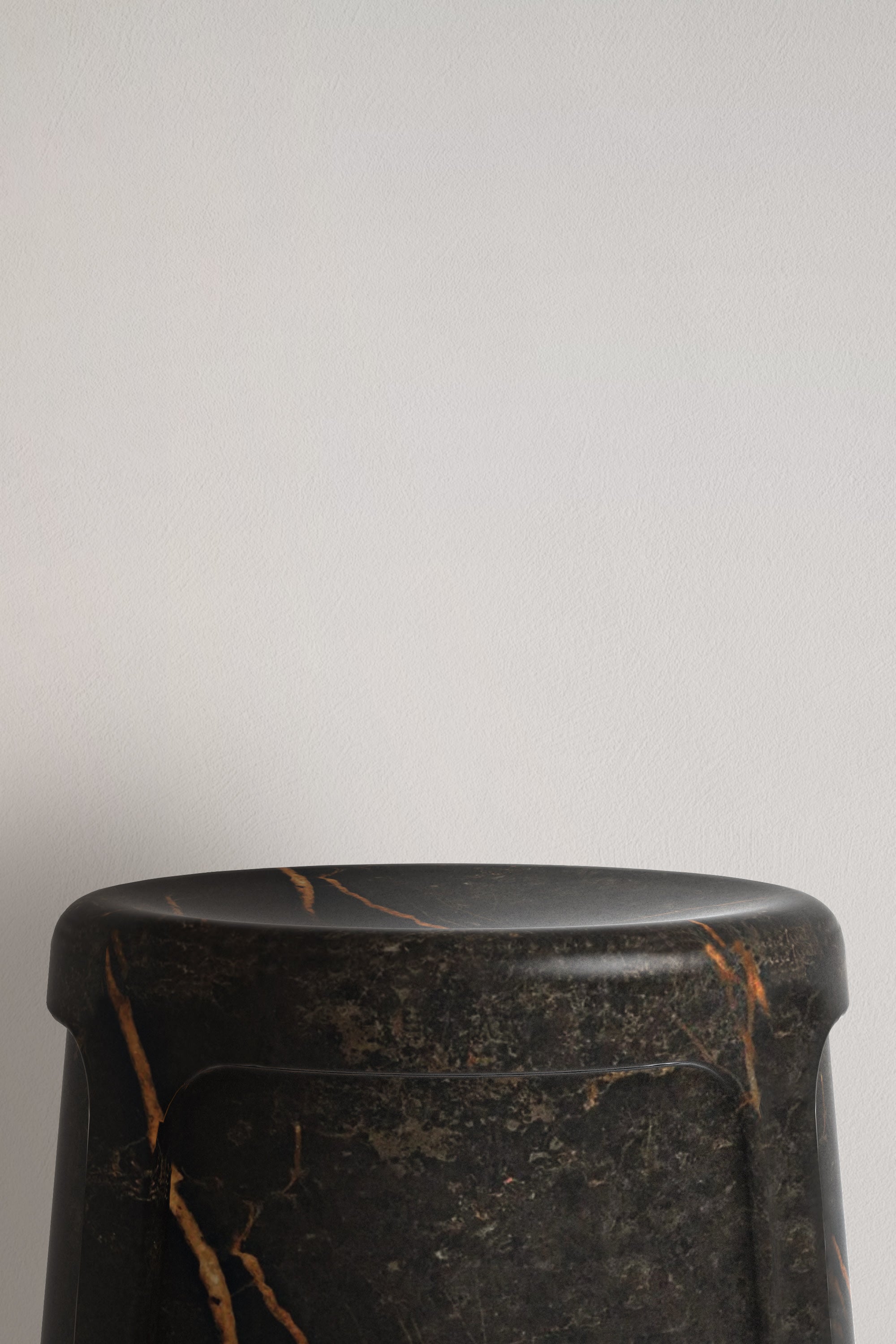 Sculptural marble NITO Stool — detail view