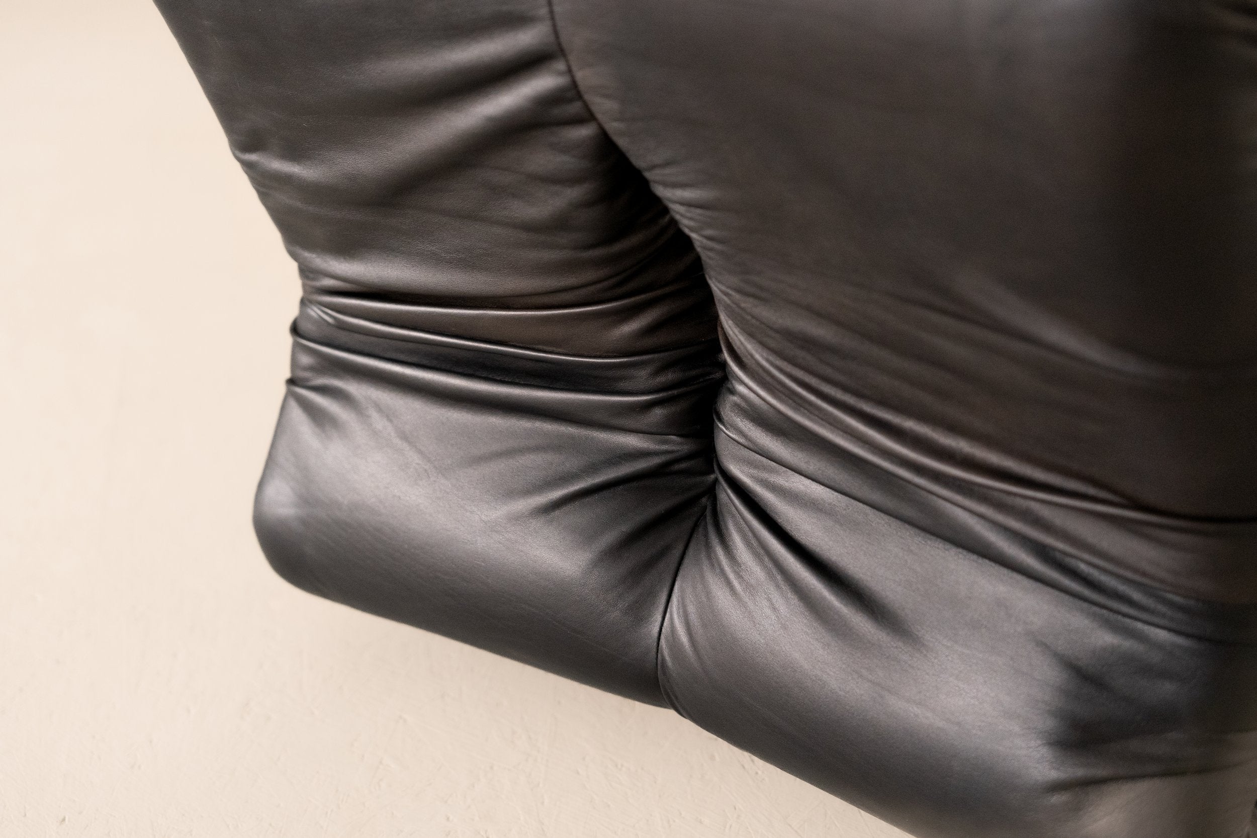 Pagru Lounge Chair by Claudio Vagnoni for 1P — close-up of black leather texture