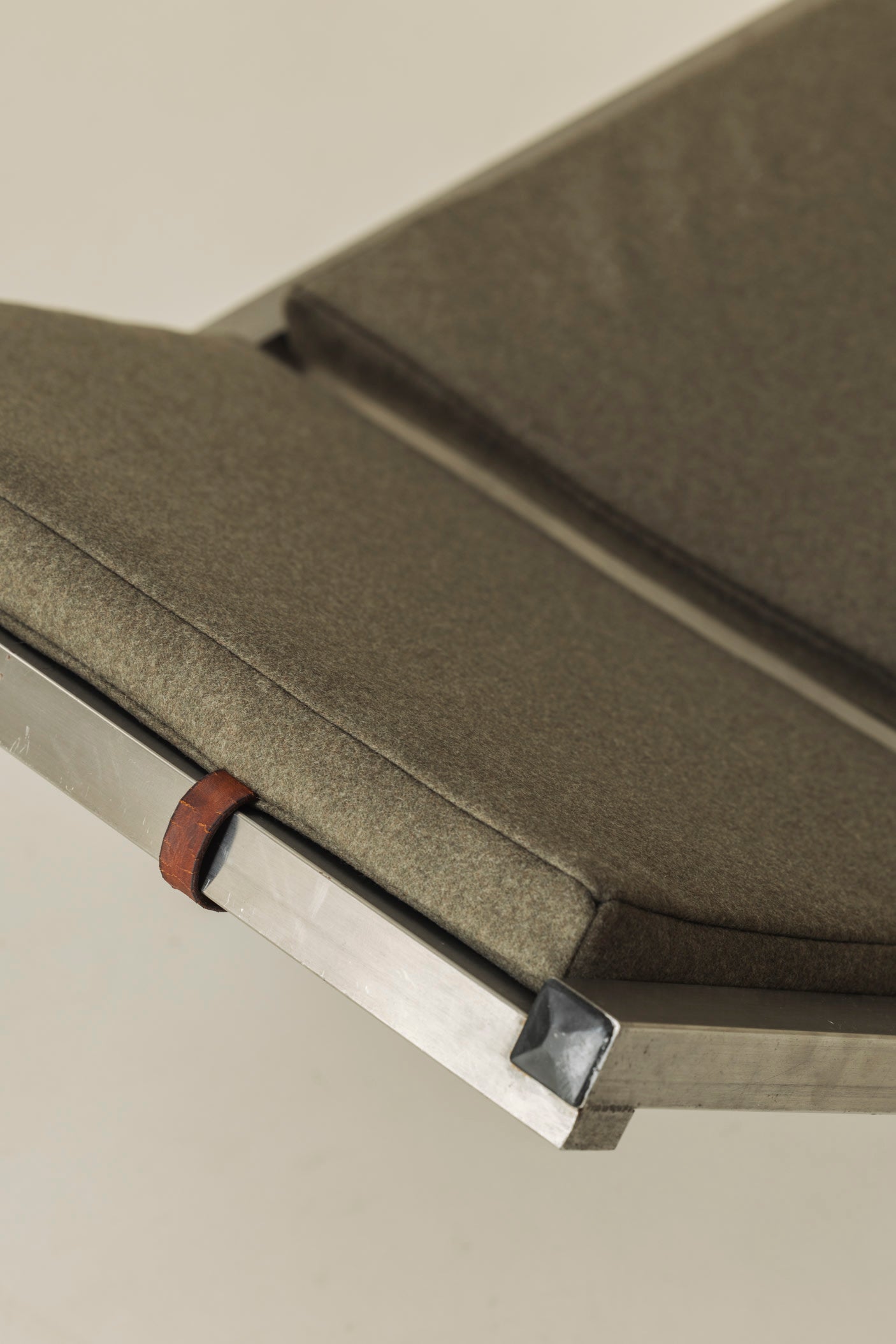Exceptional French Stainless Steel Modernist Daybed / Chaise Longue, 1970s — view 10