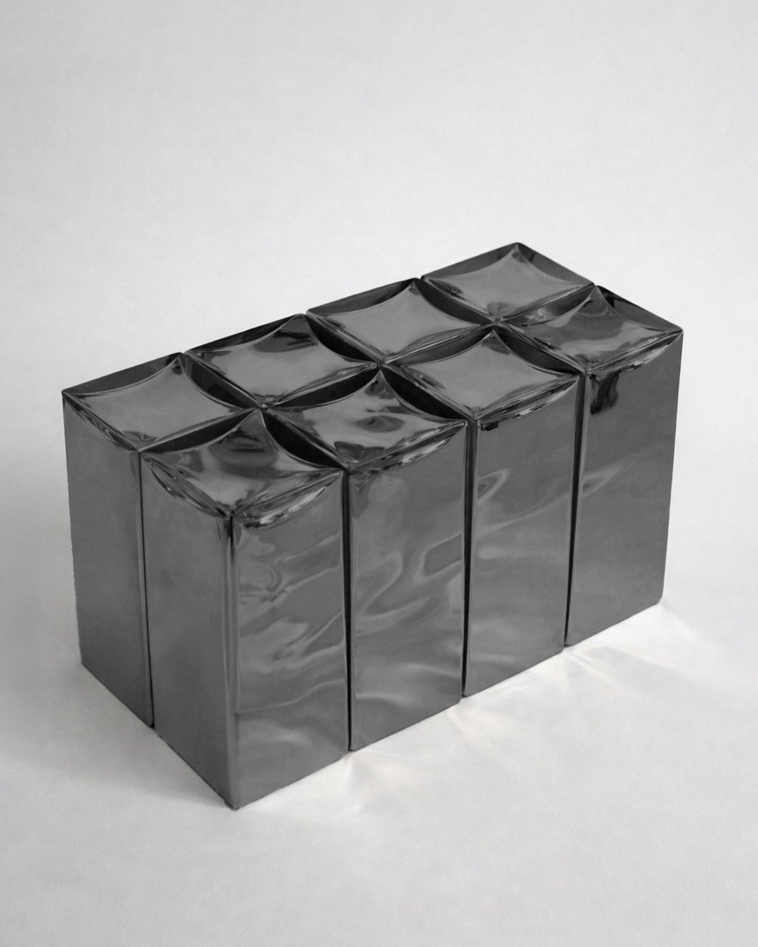 MONOLIT' Bench — close-up of glossy black surface and edges