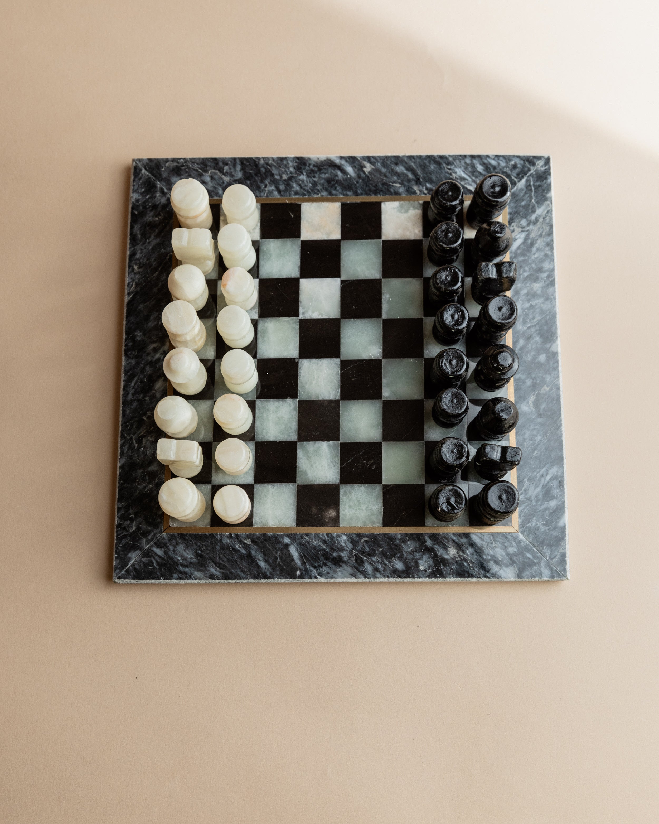 Ensemble d'échecs en marbre - Plateau en pierre avec pièces sculptées, Italie années 1960