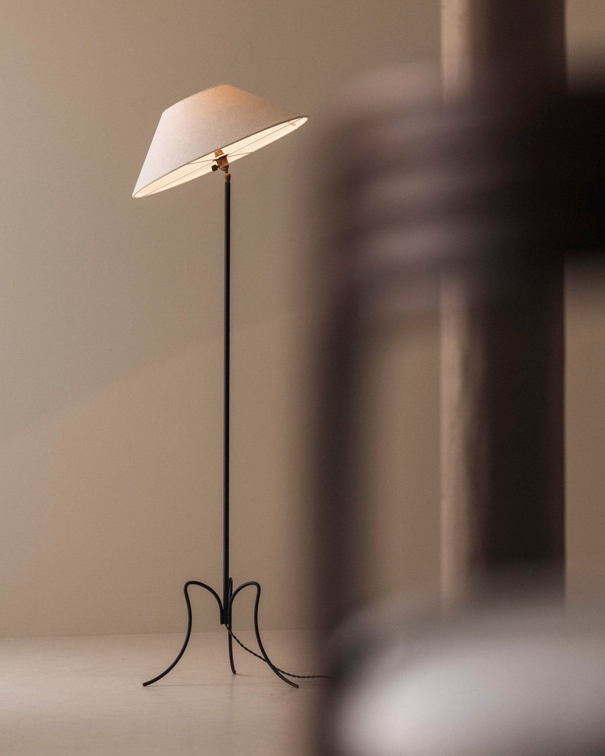 French Sculptural Adjustable Tripod Floor Lamp, 1950s — detail view