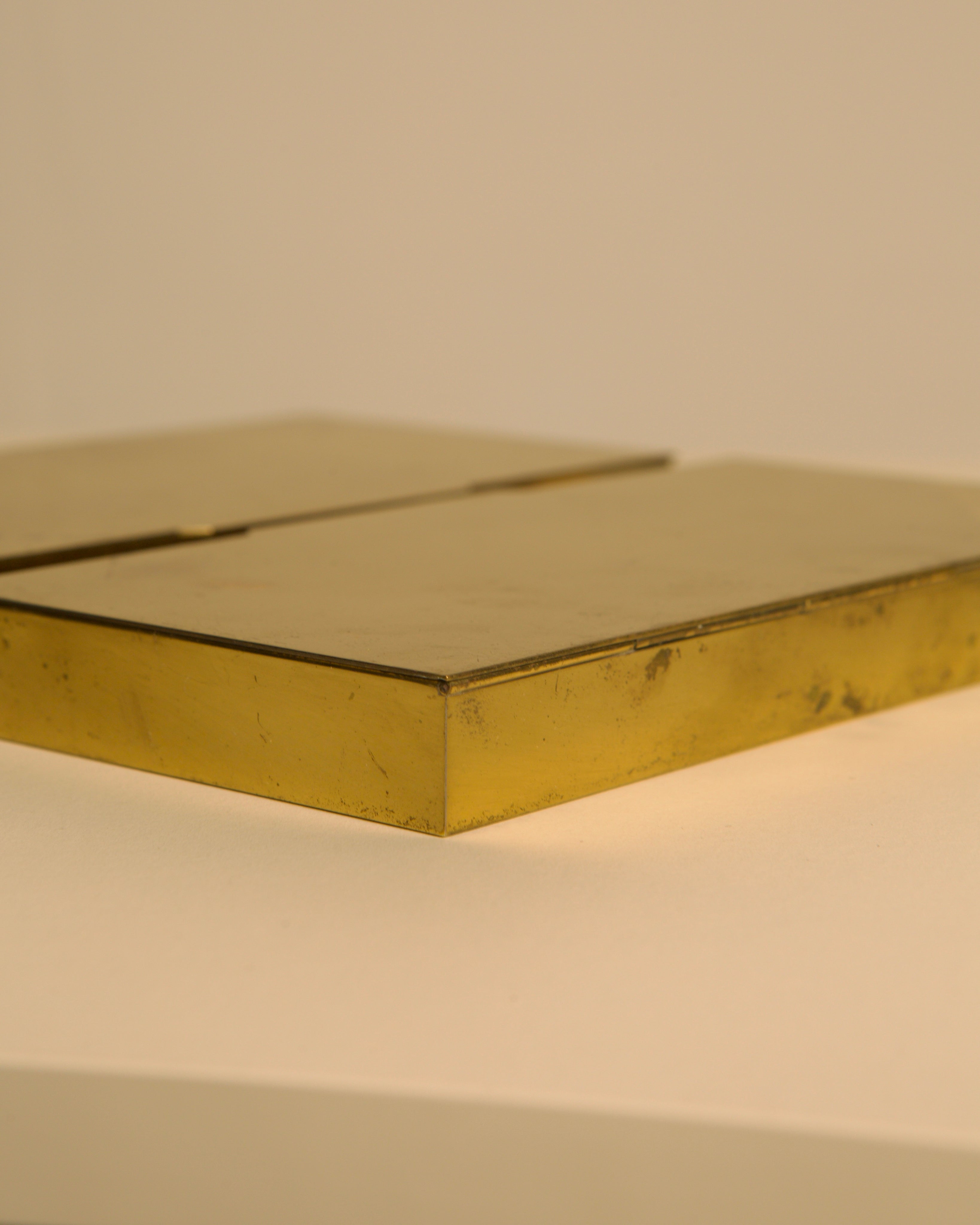 Side view of Italian brass and wood box showing golden edges