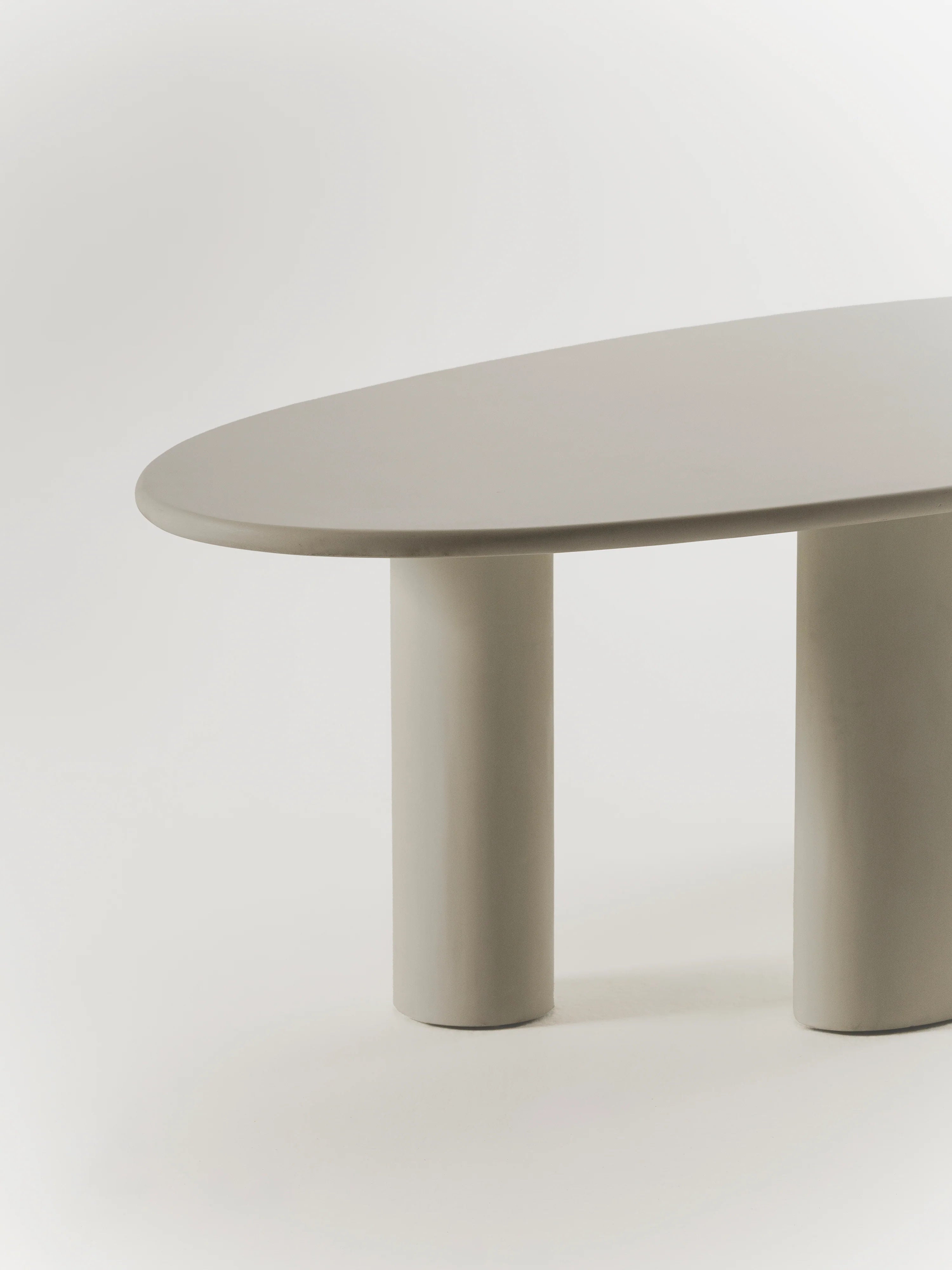 "Graça" Dining table — side angle