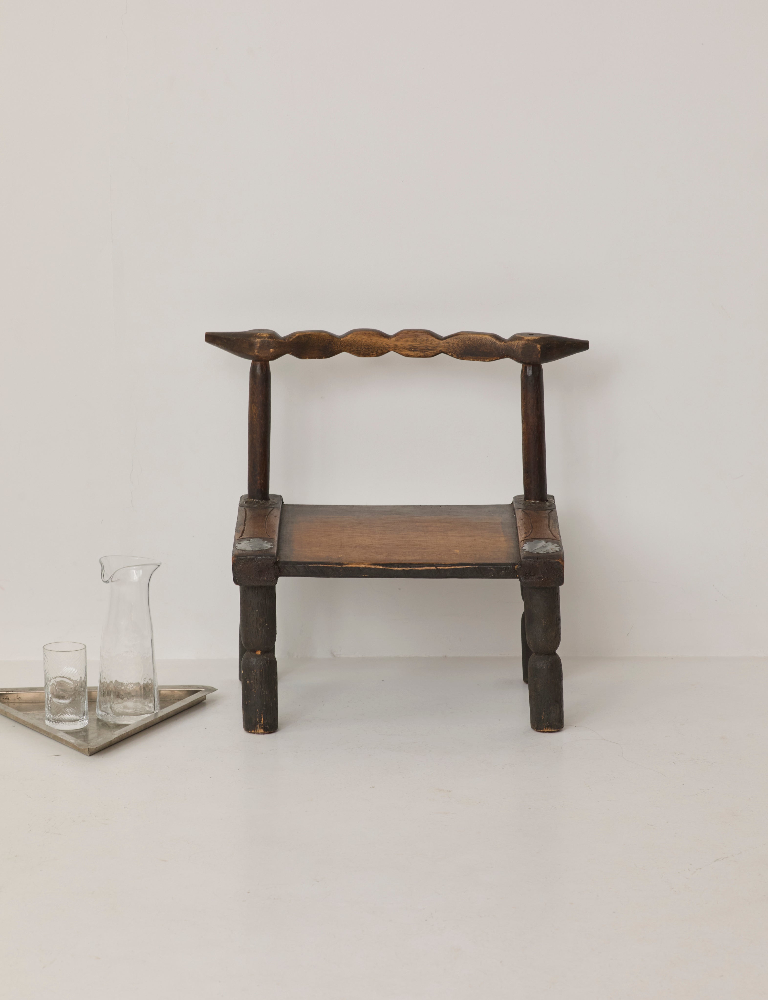 Small artisanal vintage West African chair "Baoulé" in solid wood C. 1960 by DIG IN JAPAN | The Oblist