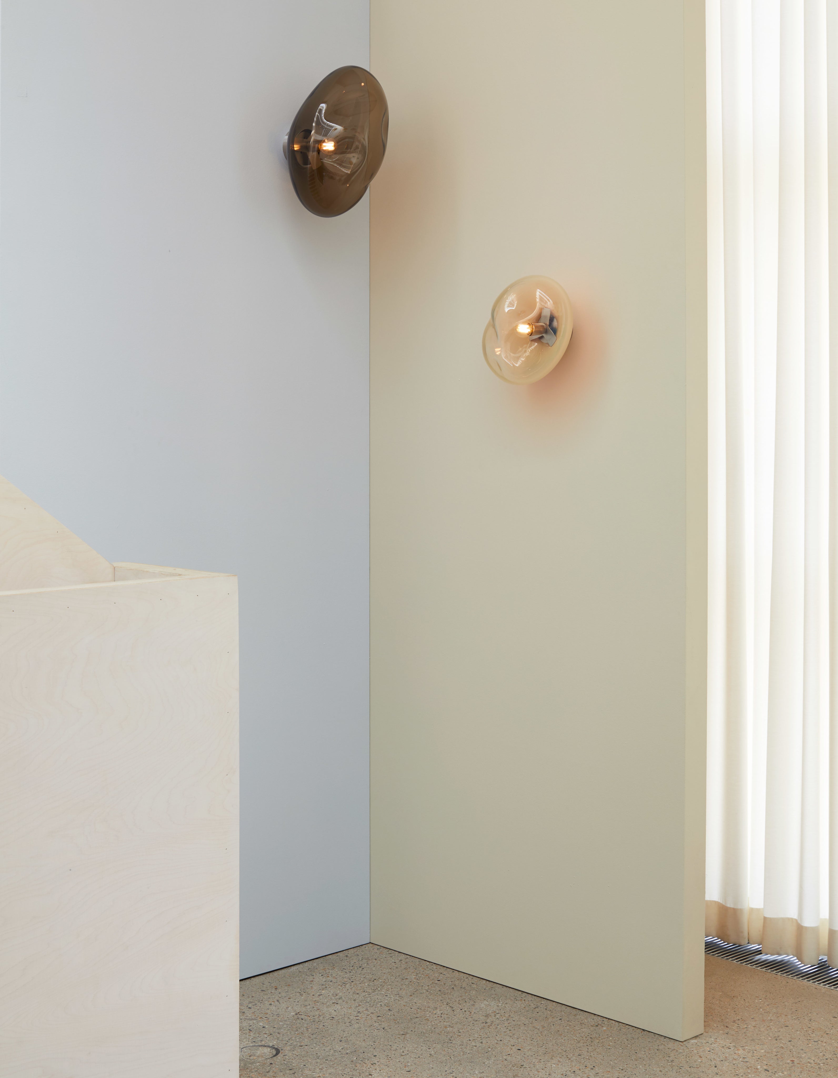AIRISI wall lamp - size S (L: 27cm-30cm) — installed in modern corner setting