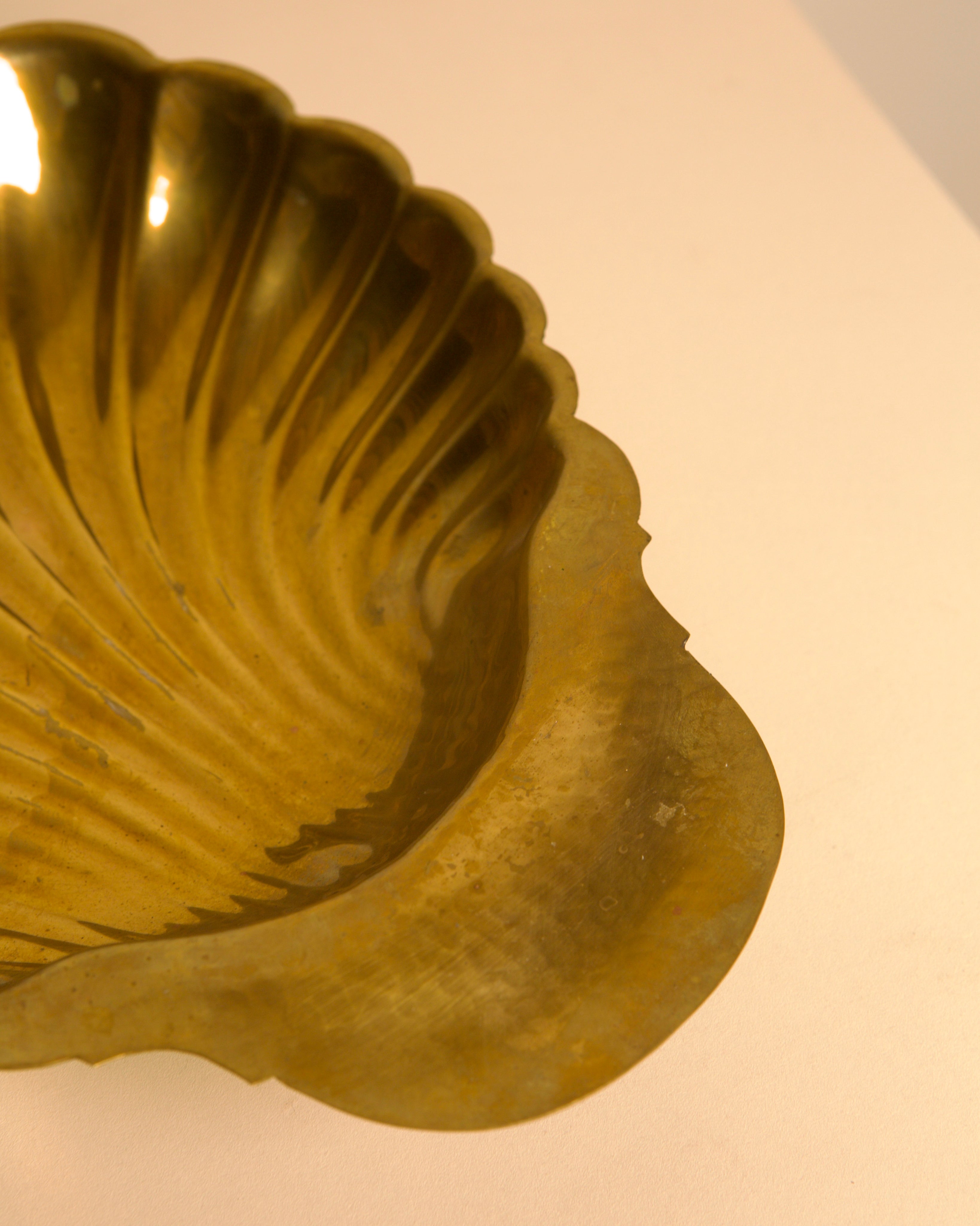 Large Brass Scallop Shell Catchall, Italy, 1960s — close-up