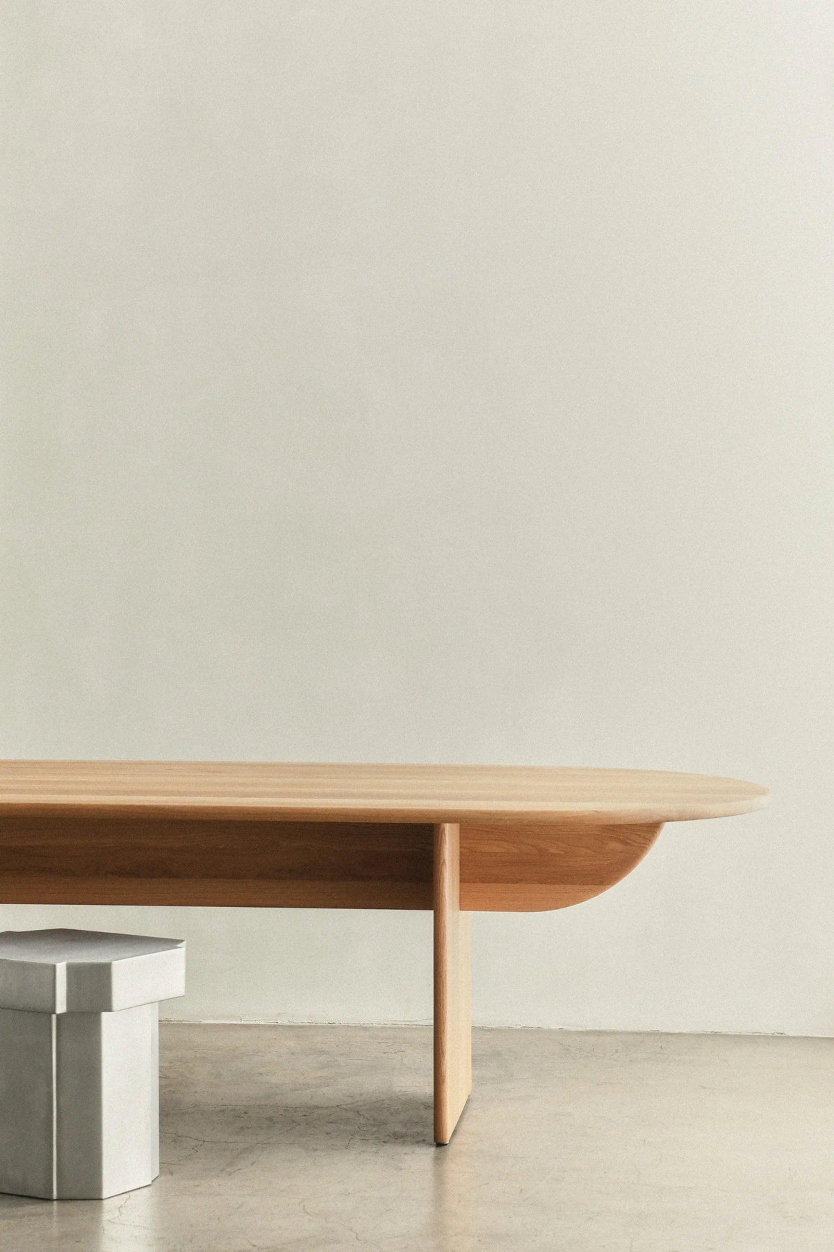 PILLABOUT TABLE 02 — side angle