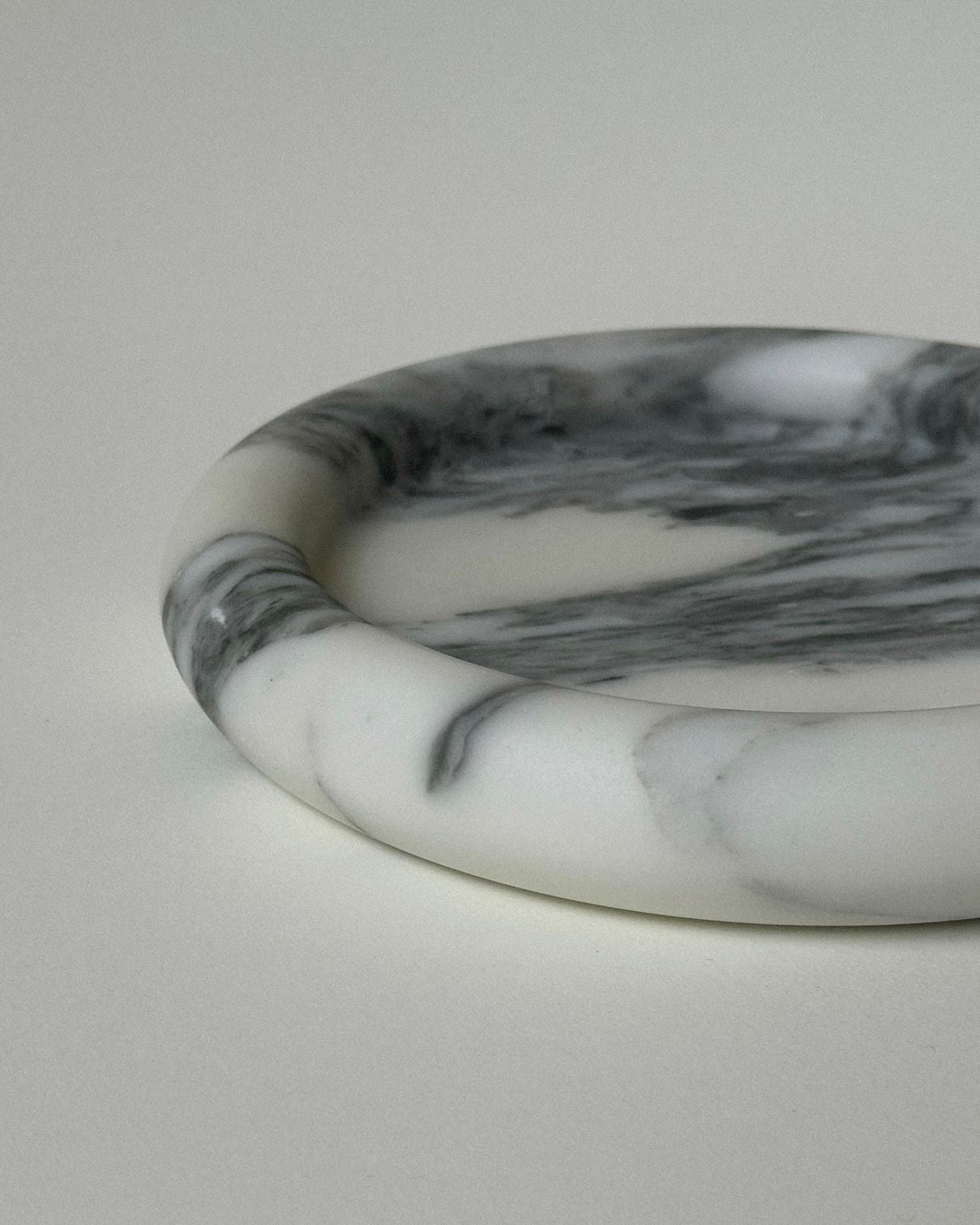 RITUALIA' bowl — close-up of white marble with gray veining